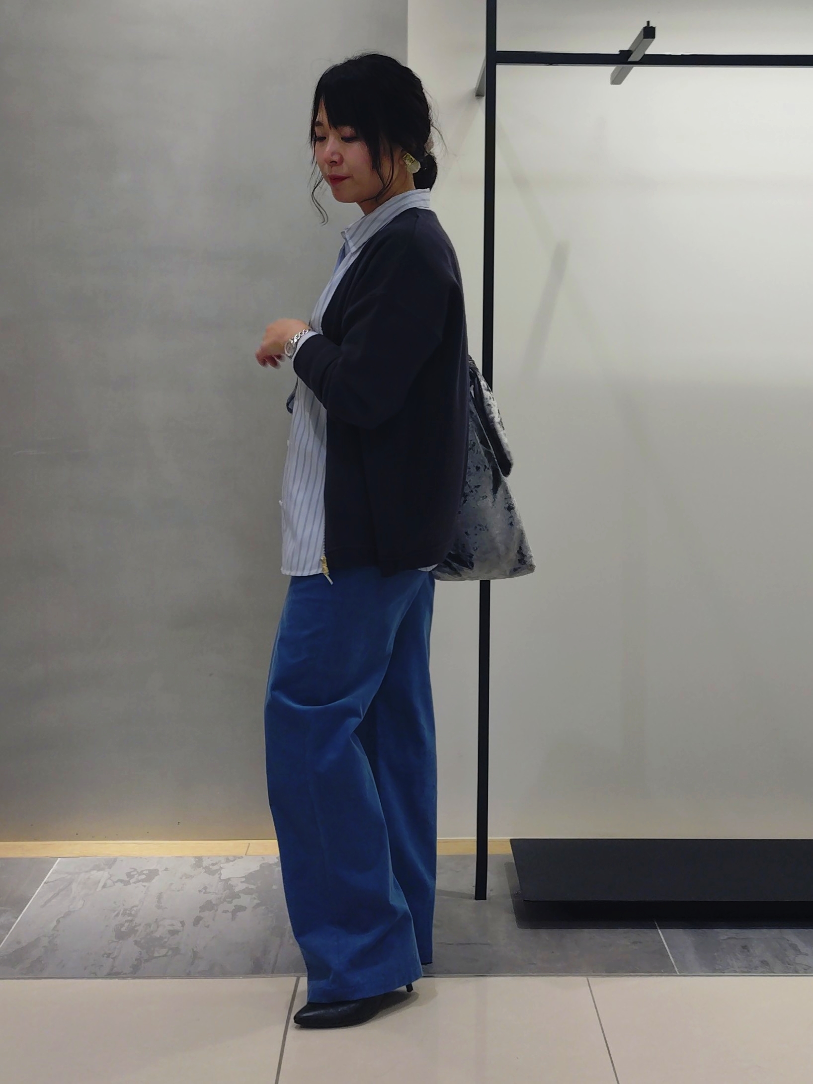 TOMOMIさんの「INDIVI｜【大人コーデュロイ／SETUP可】ソフトセミワイドパンツ」を使ったコーディネート