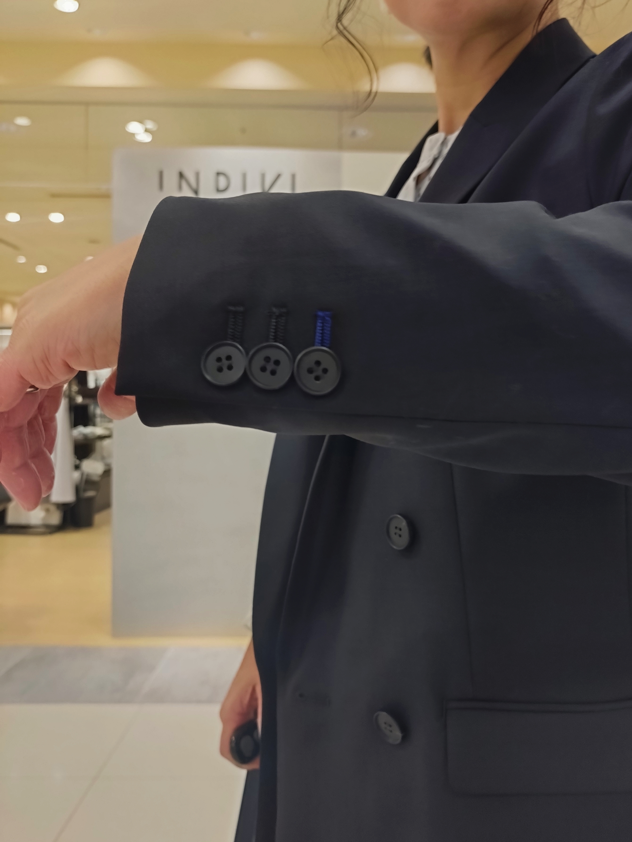 TOMOMIさんの「INDIVI｜【通勤にオススメ／幾何学柄】ジョーゼットタックブラウス」を使ったコーディネート