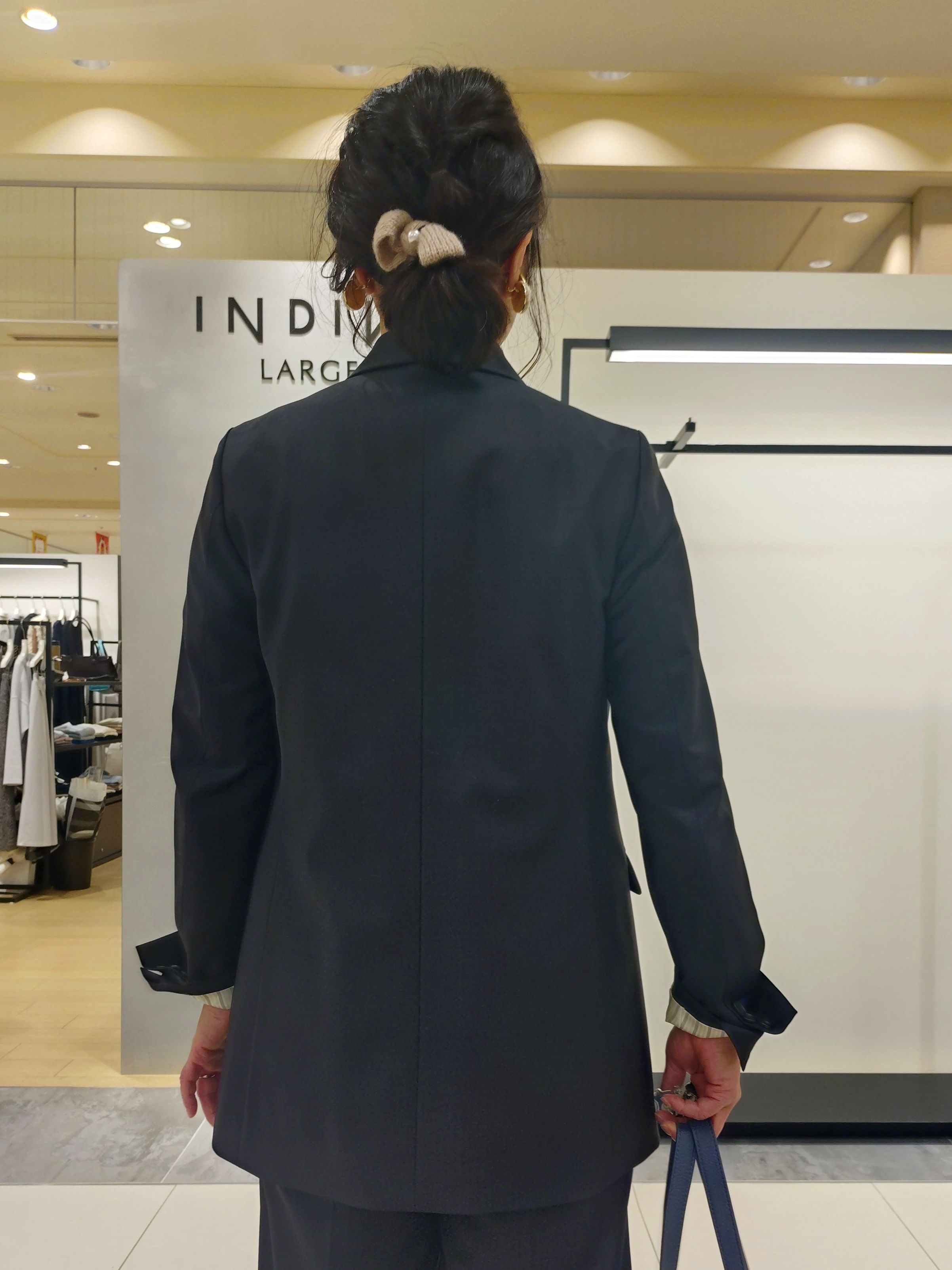 TOMOMIさんの「INDIVI｜【通勤にオススメ／幾何学柄】ジョーゼットタックブラウス」を使ったコーディネート