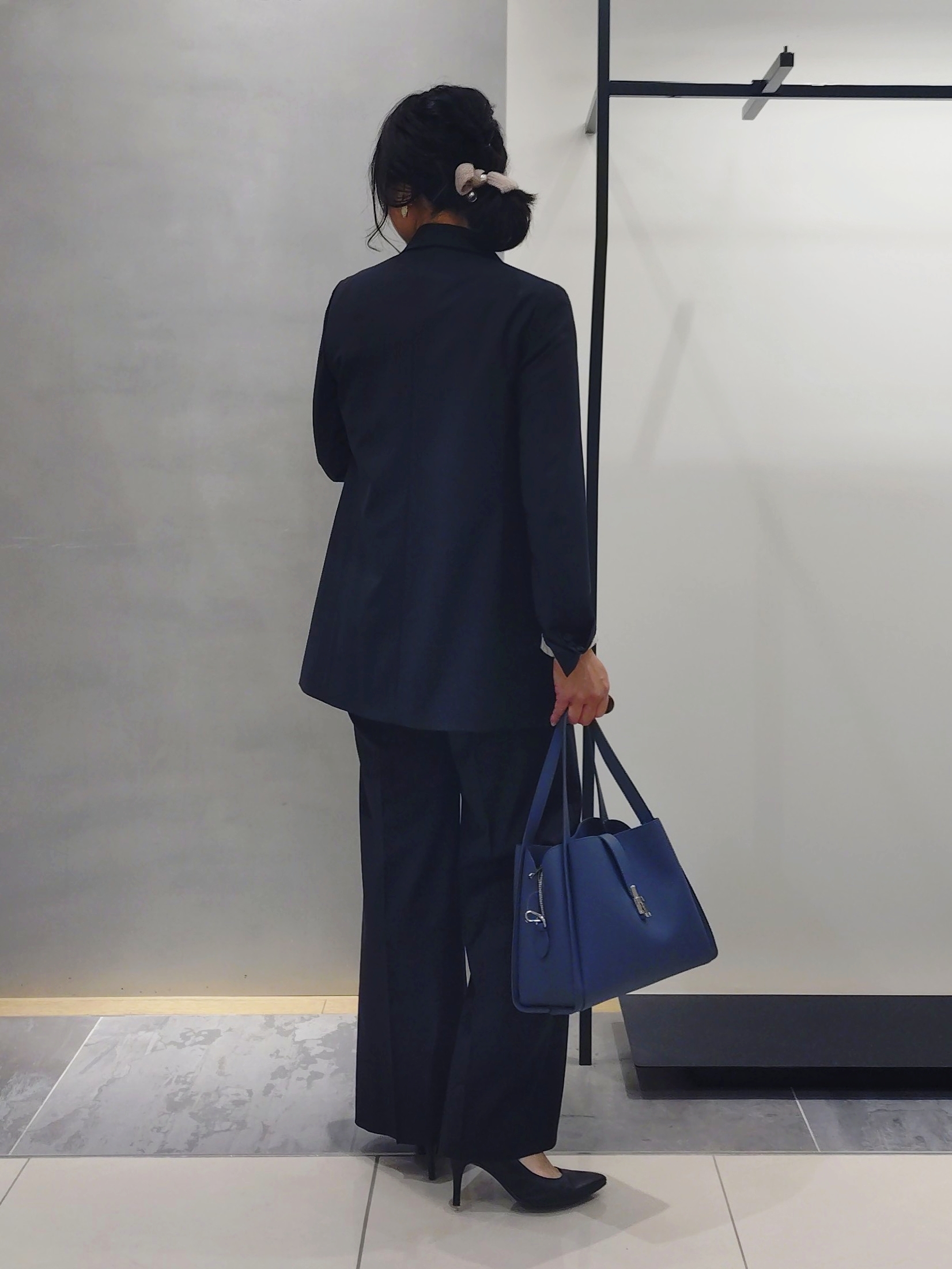 TOMOMIさんの「INDIVI｜【通勤にオススメ／幾何学柄】ジョーゼットタックブラウス」を使ったコーディネート
