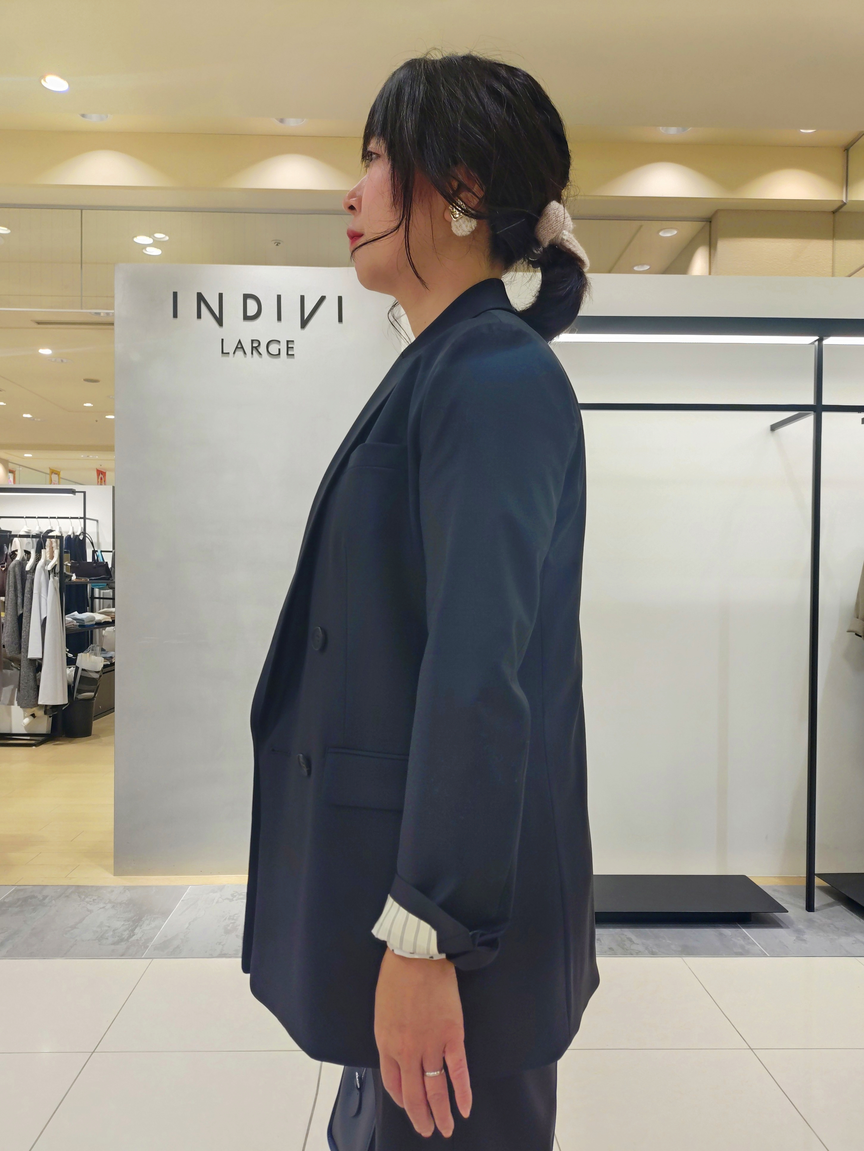 TOMOMIさんの「INDIVI｜【通勤にオススメ／幾何学柄】ジョーゼットタックブラウス」を使ったコーディネート