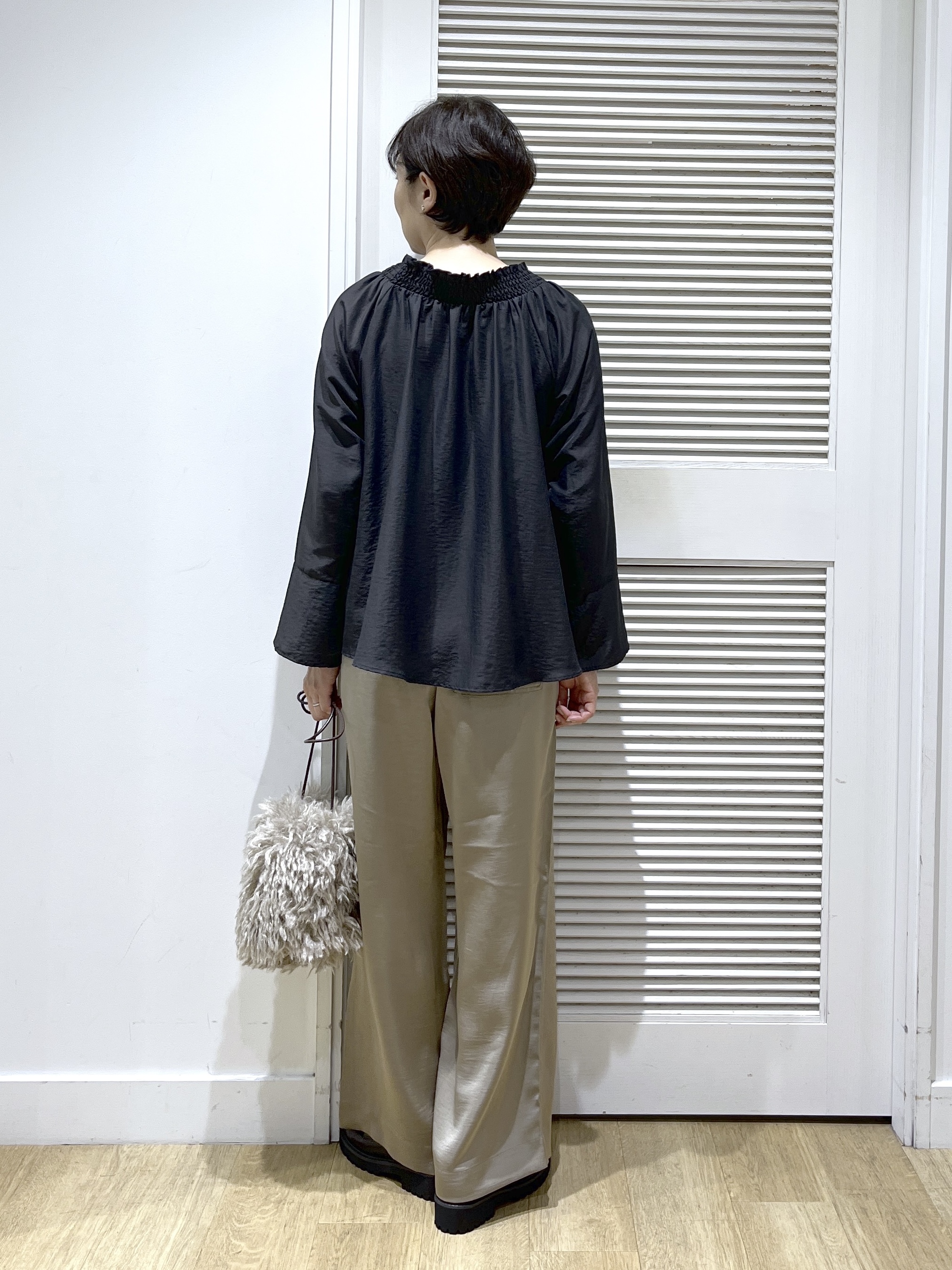 Miyazakiさんの「Dessin｜【洗える/体型カバー】シャーリングブラウス」を使ったコーディネート