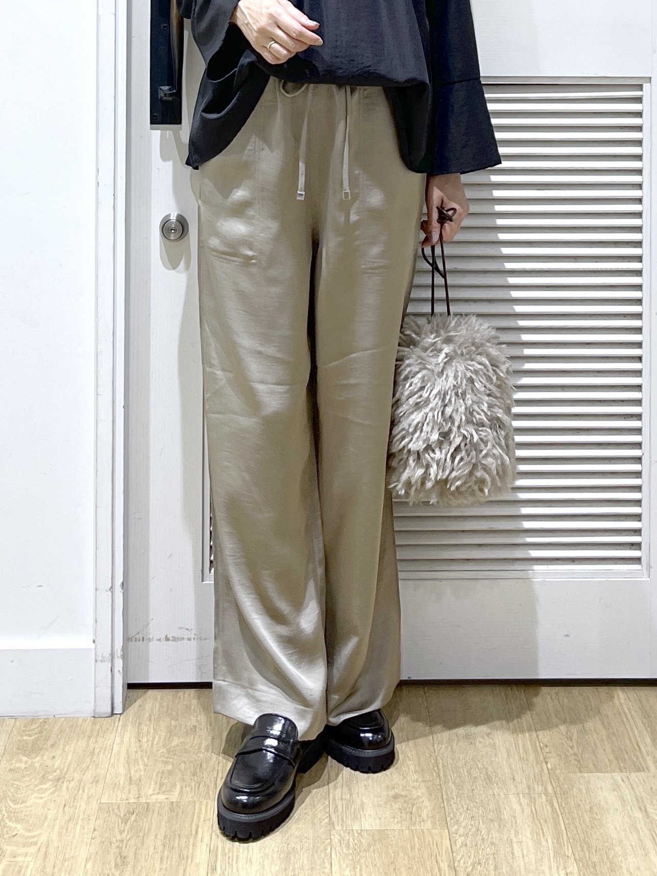 Miyazakiさんの「Dessin｜【洗える/体型カバー】シャーリングブラウス」を使ったコーディネート