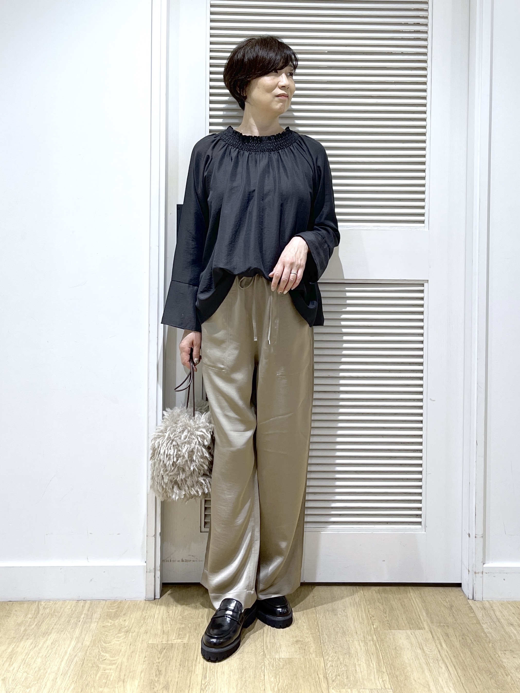 Miyazakiさんの「Dessin｜【洗える/体型カバー】シャーリングブラウス」を使ったコーディネート