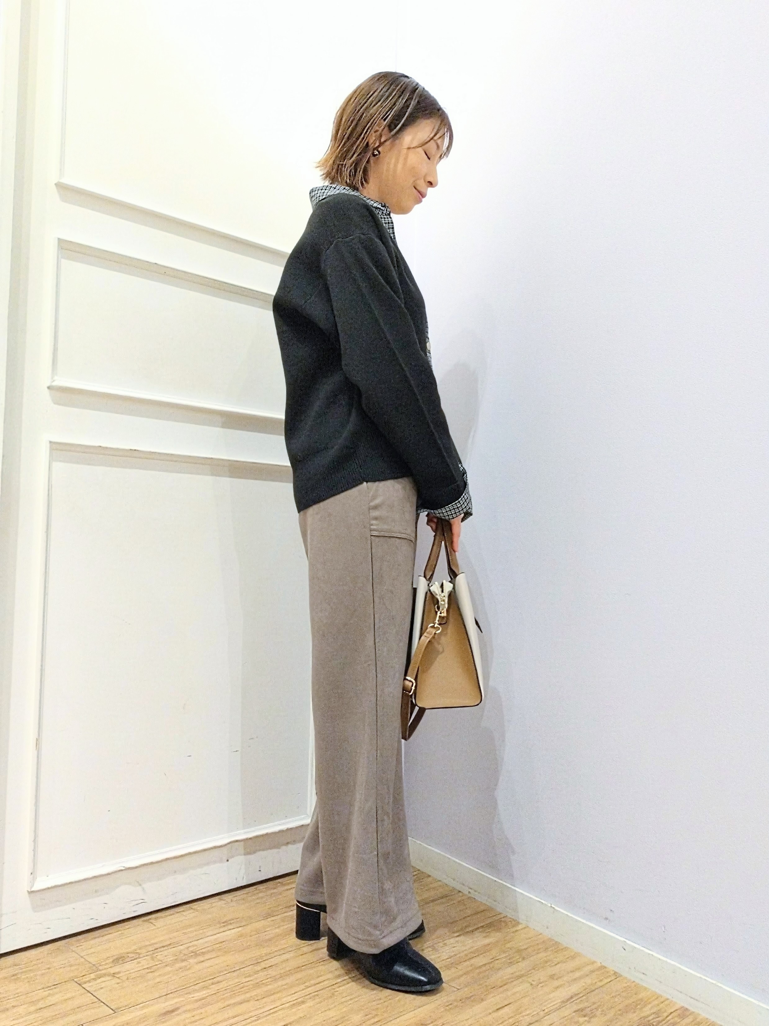 miomioさんの「SHOO･LA･RUE｜【S-LL/洗濯機可】デニム／チェック切替でこなれ見え 金ボタンニットカーディガン」を使ったコーディネート