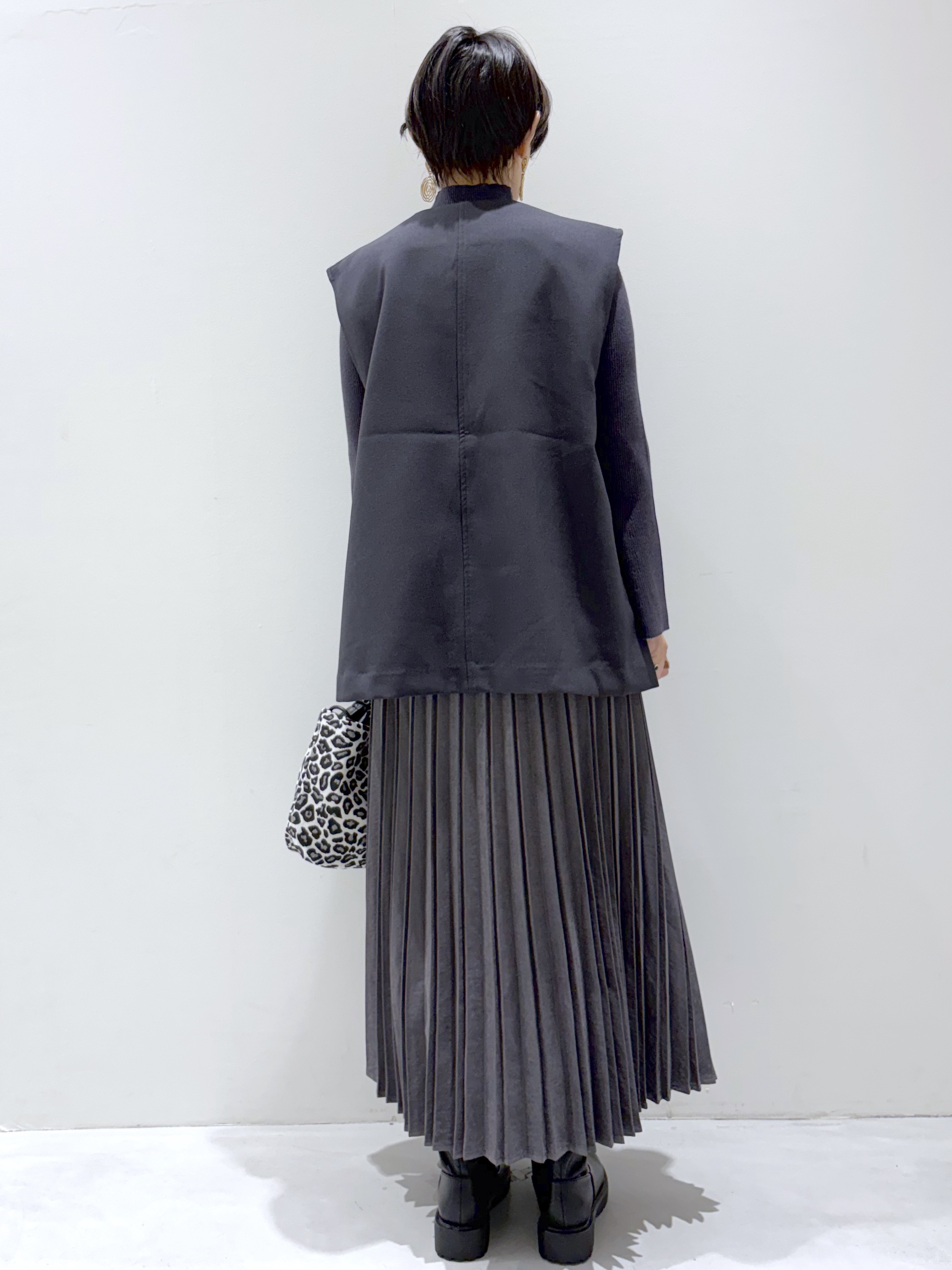 こじさんの「OPAQUE.CLIP｜《ツインセット》Vネックベスト&times;ハイネックリブニット【洗濯機OK】」を使ったコーディネート