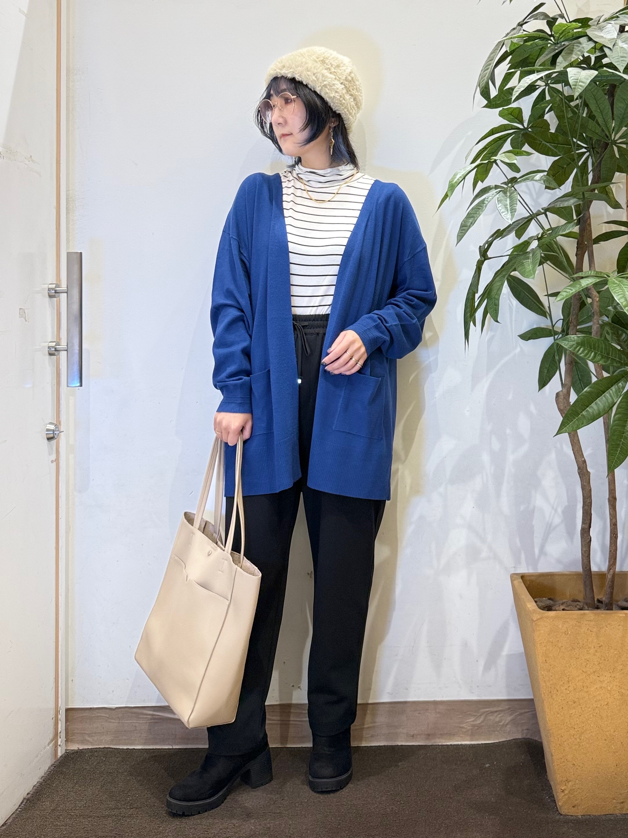 misakiさんの「SHOO･LA･RUE｜【体型カバー/洗濯機可/ポケット付き】ゆるシルエット もちもち ボタンレスカーディガン」を使ったコーディネート