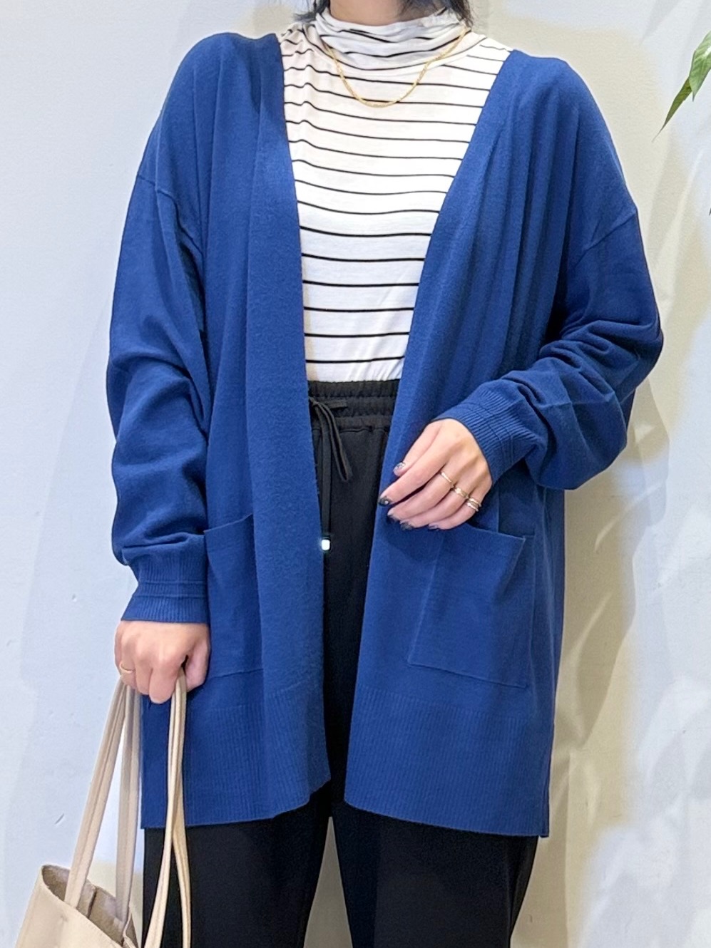 misakiさんの「SHOO･LA･RUE｜【体型カバー/洗濯機可/ポケット付き】ゆるシルエット もちもち ボタンレスカーディガン」を使ったコーディネート