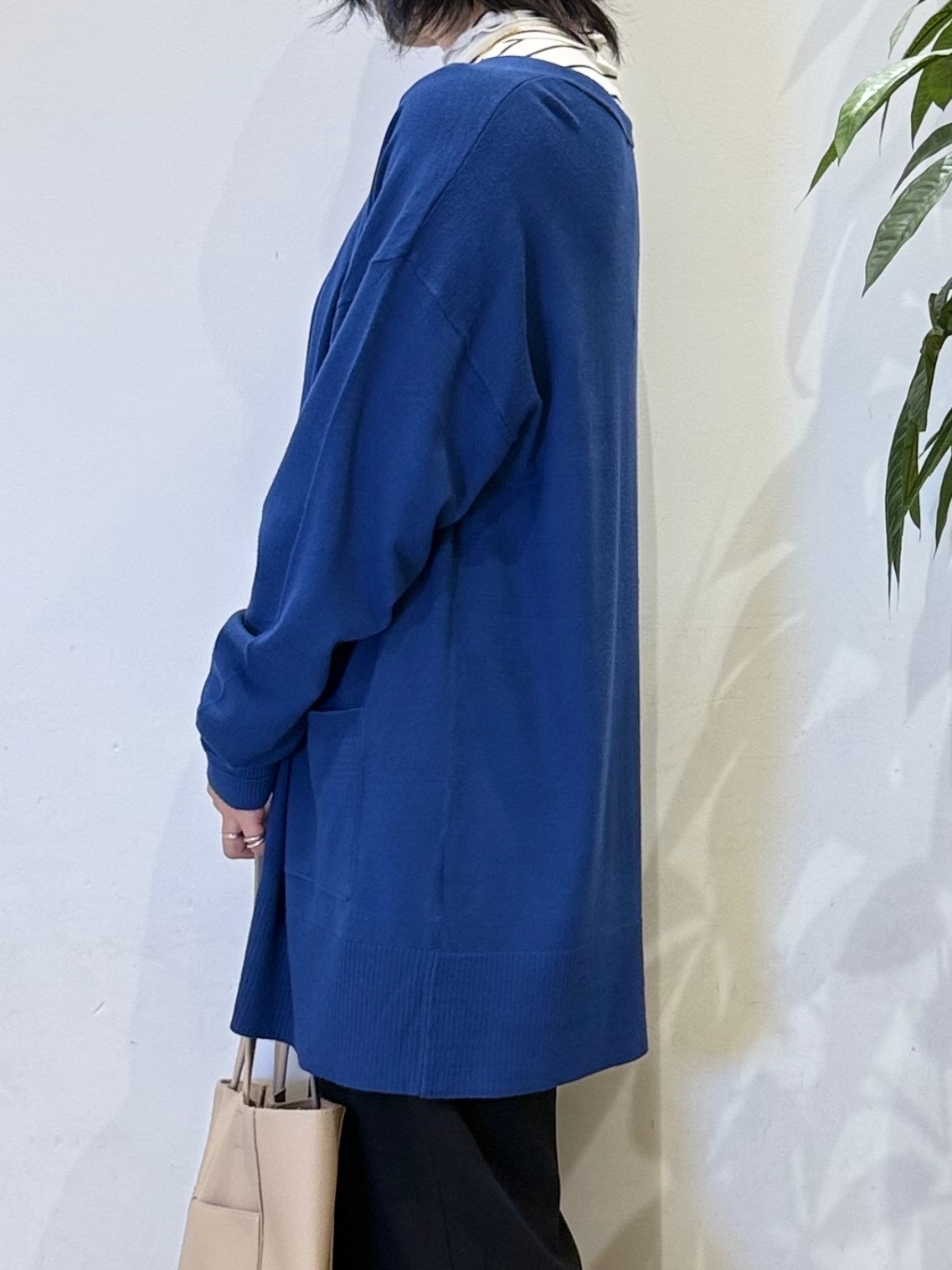 misakiさんの「SHOO･LA･RUE｜【体型カバー/洗濯機可/ポケット付き】ゆるシルエット もちもち ボタンレスカーディガン」を使ったコーディネート