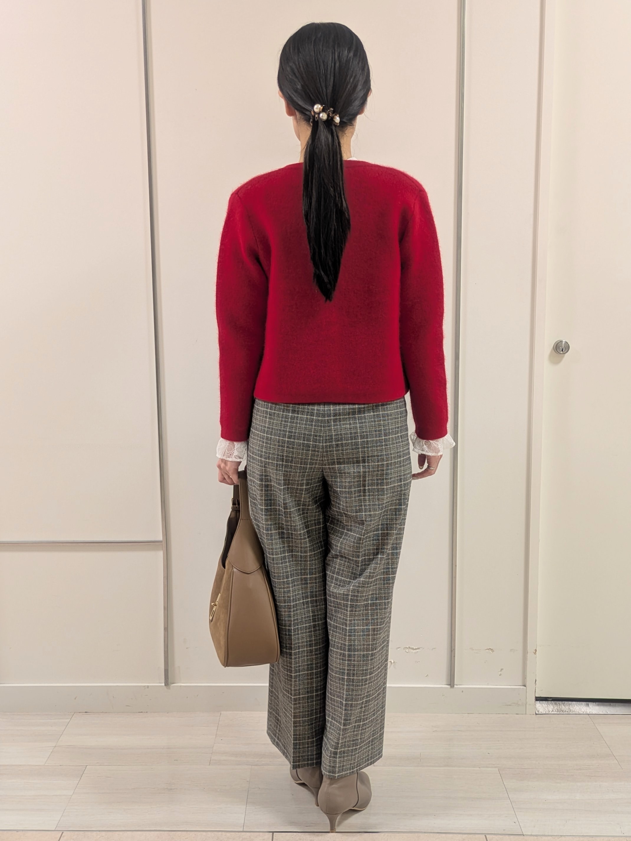 mikiさんの「COUP DE CHANCE｜【手洗い可／ラクーン混】ヘアリーカーディガン」を使ったコーディネート