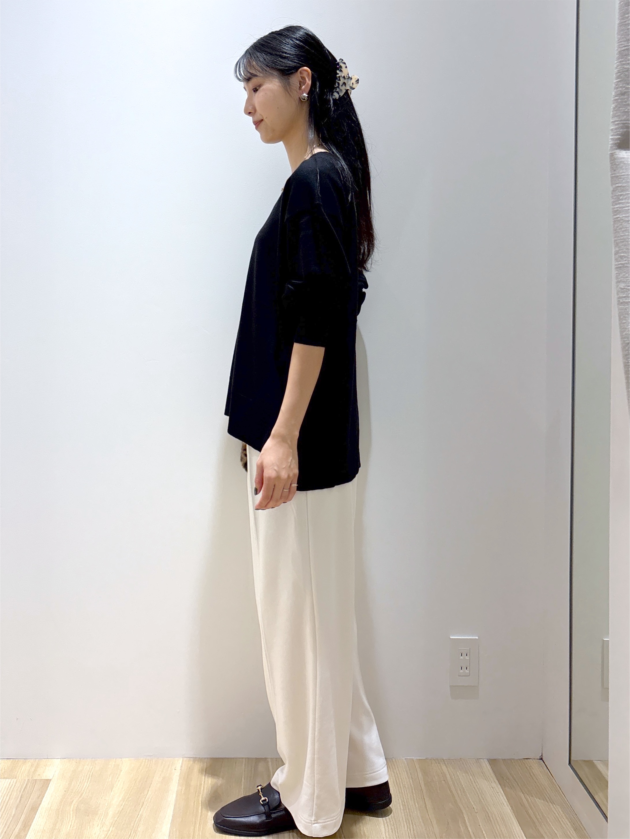 sachikoさんの「OPAQUE.CLIP｜『THE』名品リラクシーVネックニット【洗濯機OK】」を使ったコーディネート