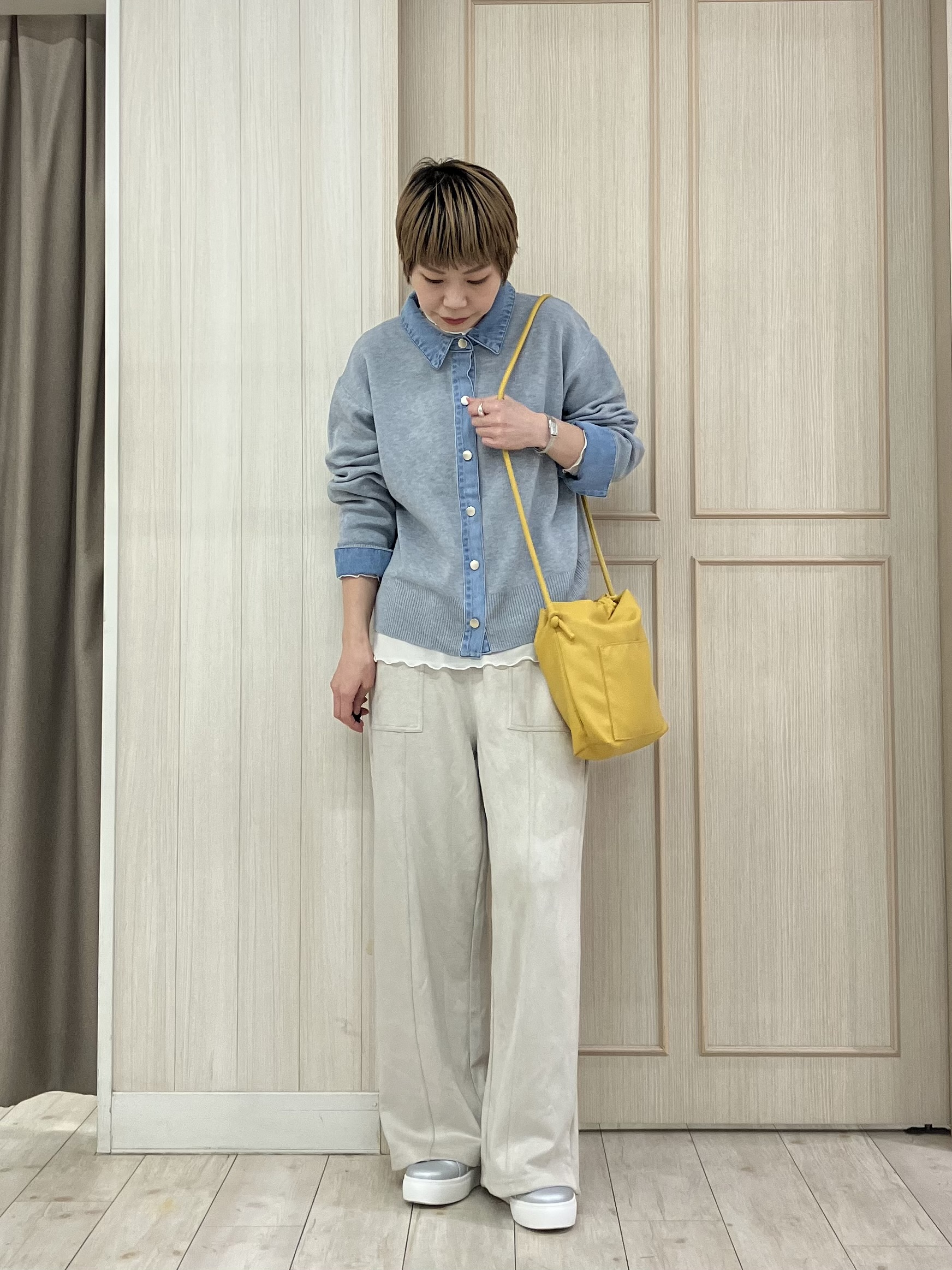 Turnerさんの「SHOO･LA･RUE｜【S-LL/洗濯機可】デニム／チェック切替でこなれ見え 金ボタンニットカーディガン」を使ったコーディネート