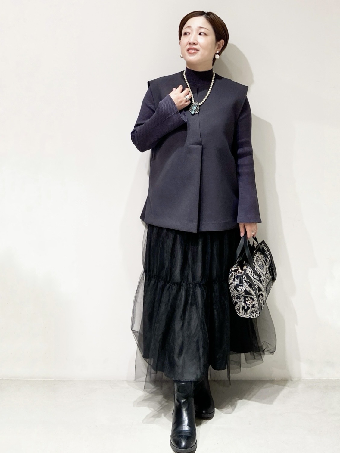 MIHOさんの「OPAQUE.CLIP｜《ツインセット》Vネックベスト&times;ハイネックリブニット【洗濯機OK】」を使ったコーディネート