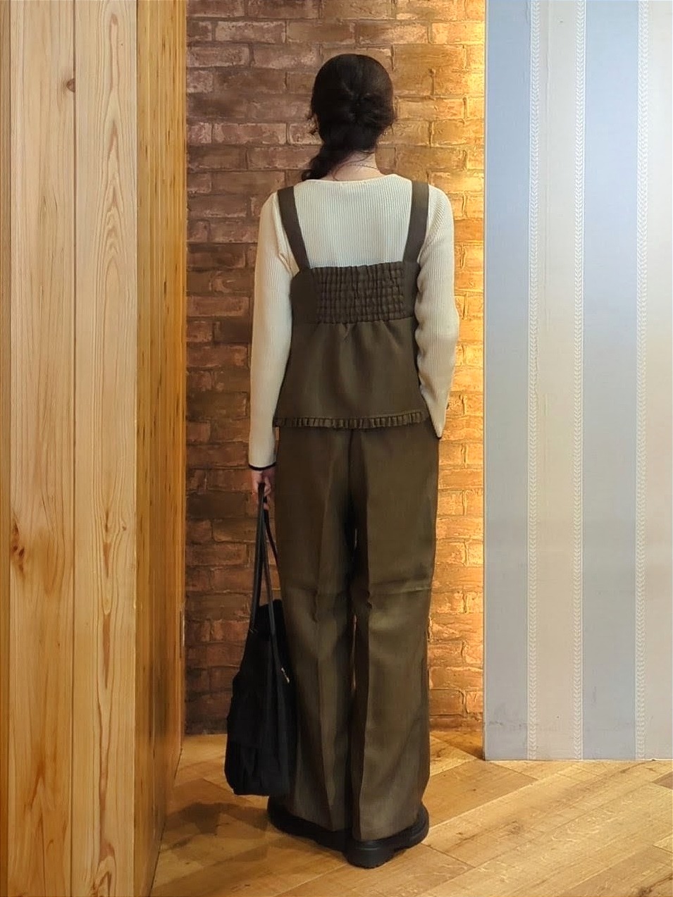 massuさんの「SHOO･LA･RUE｜【毛玉になりにくい/S-LL/洗濯機可】ボートネックで首元美しく やわらかリブニット」を使ったコーディネート