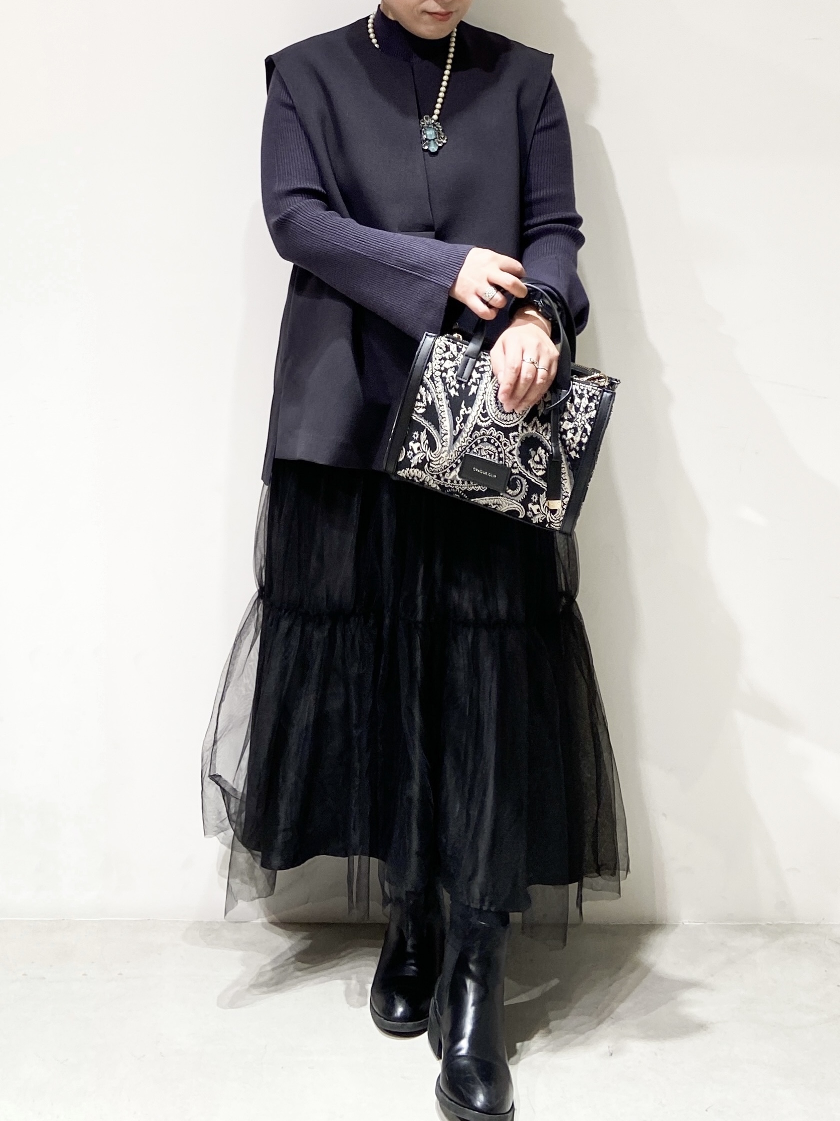MIHOさんの「OPAQUE.CLIP｜《ツインセット》Vネックベスト&times;ハイネックリブニット【洗濯機OK】」を使ったコーディネート