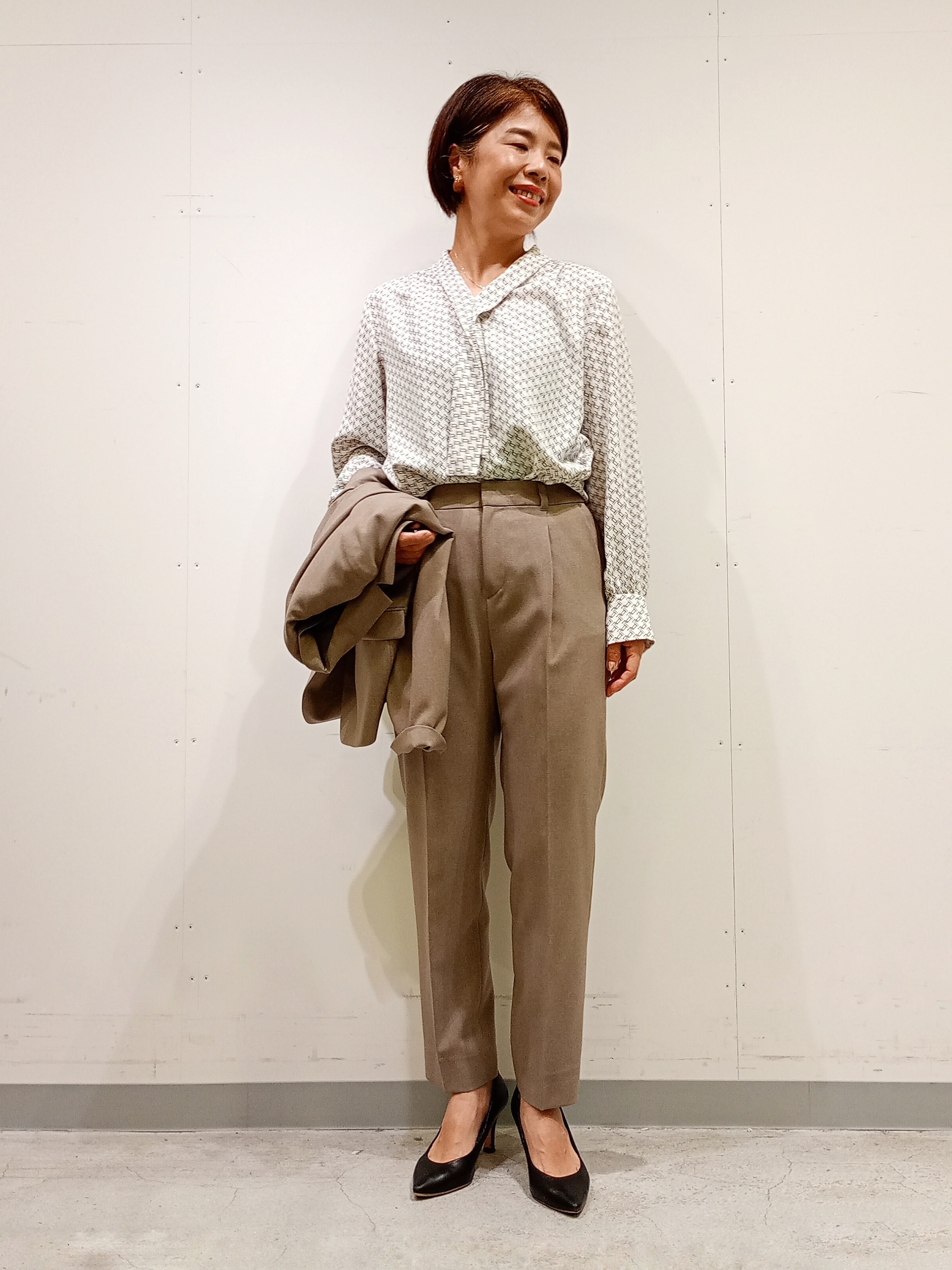 Kさんの「INDIVI｜【UVケア／通勤】幾何学柄ボウタイ風ブラウス」を使ったコーディネート