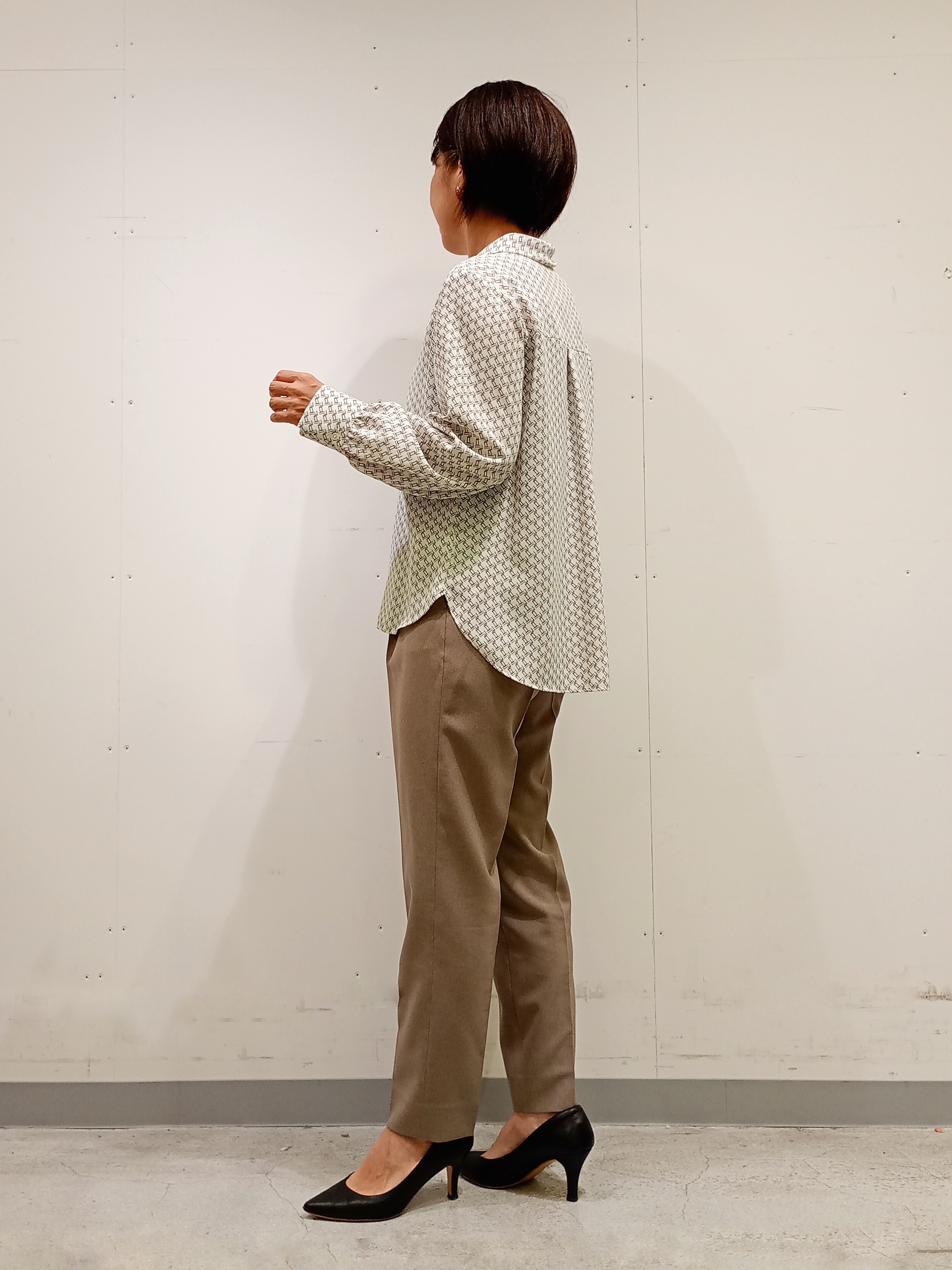 Kさんの「INDIVI｜【UVケア／通勤】幾何学柄ボウタイ風ブラウス」を使ったコーディネート