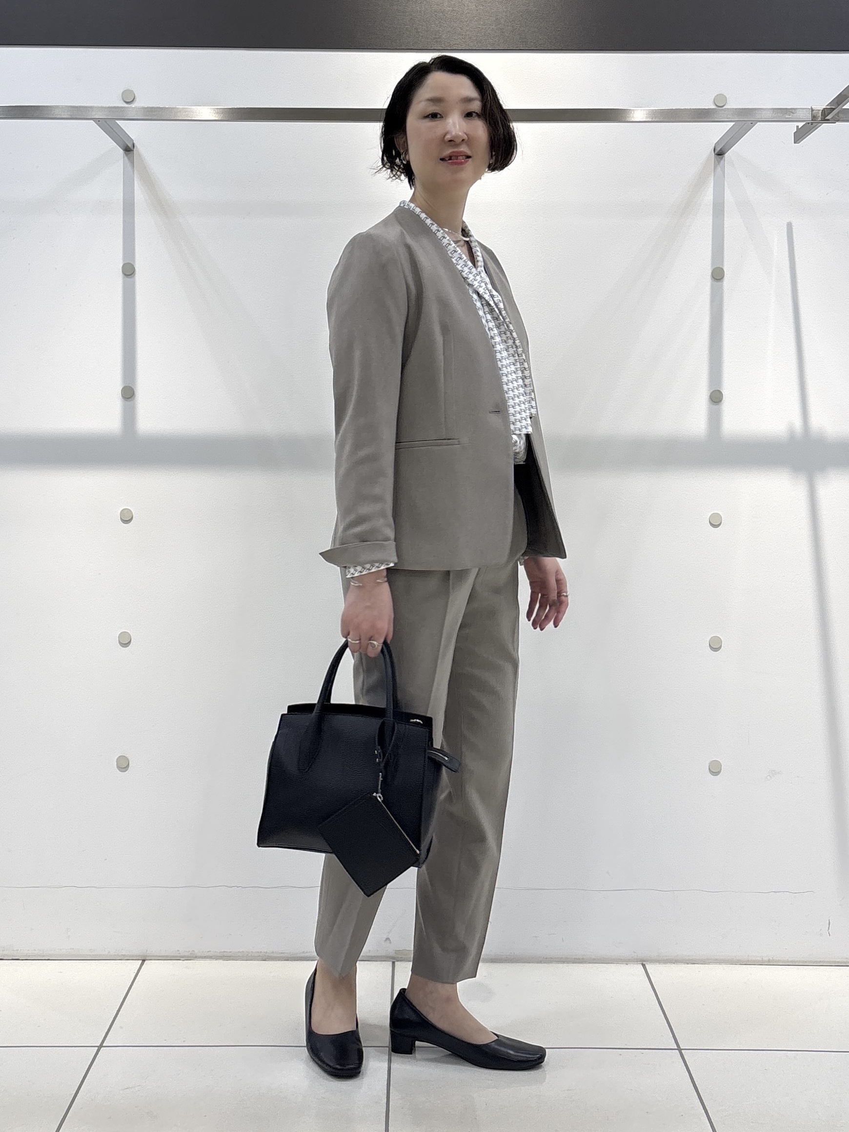 yuriさんの「INDIVI｜【UVケア／通勤】幾何学柄ボウタイ風ブラウス」を使ったコーディネート