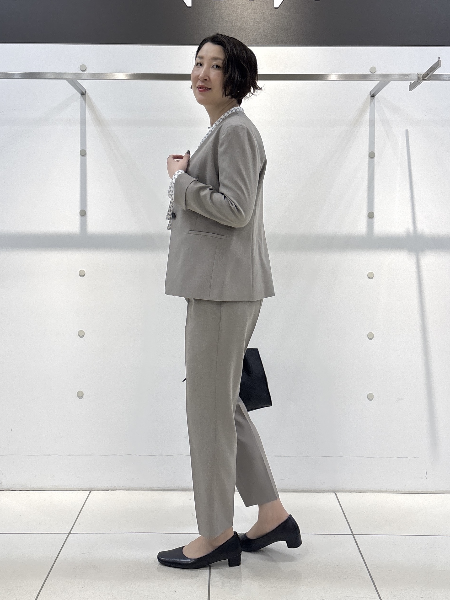 yuriさんの「INDIVI｜【UVケア／通勤】幾何学柄ボウタイ風ブラウス」を使ったコーディネート