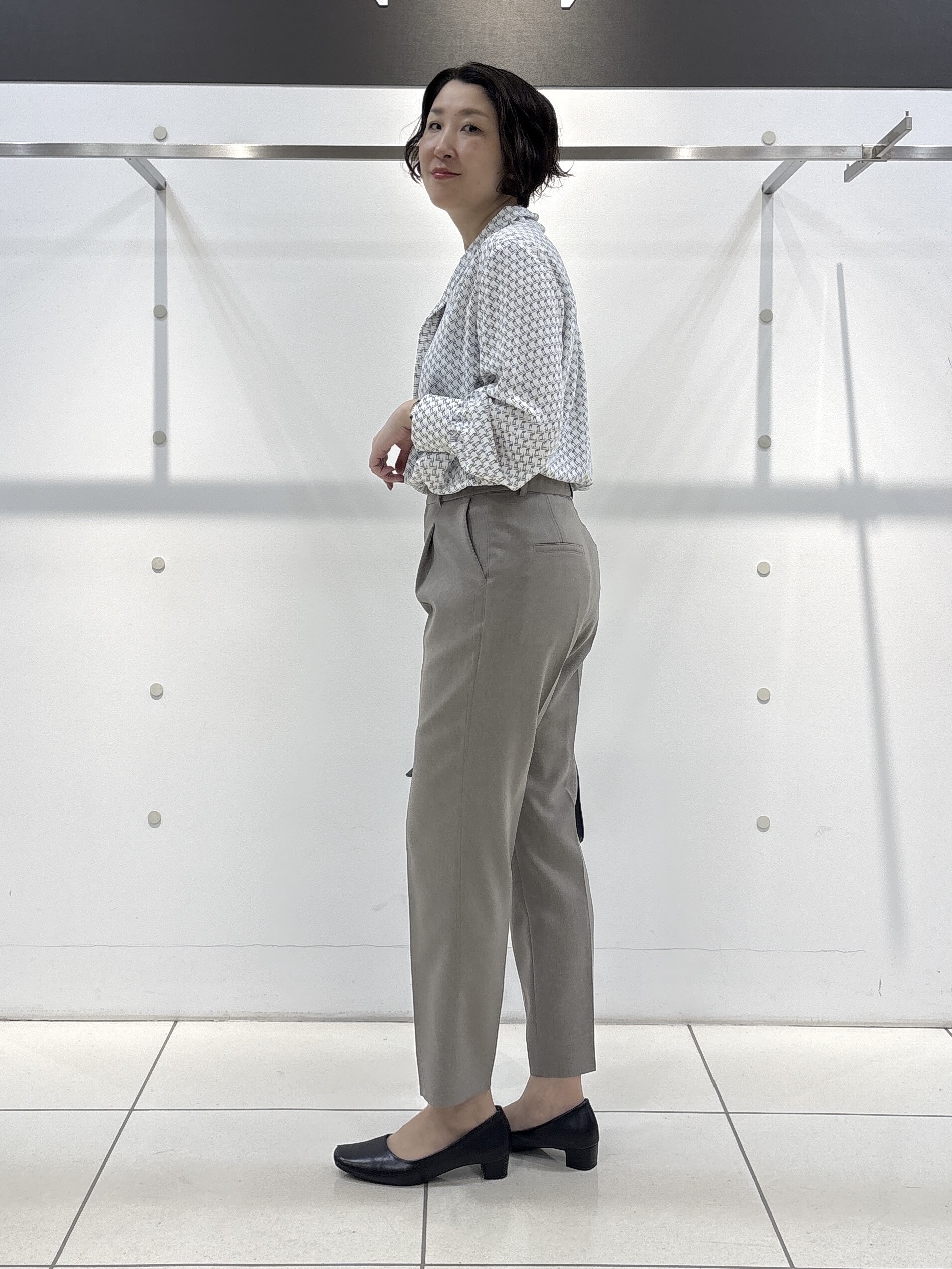 yuriさんの「INDIVI｜【UVケア／通勤】幾何学柄ボウタイ風ブラウス」を使ったコーディネート