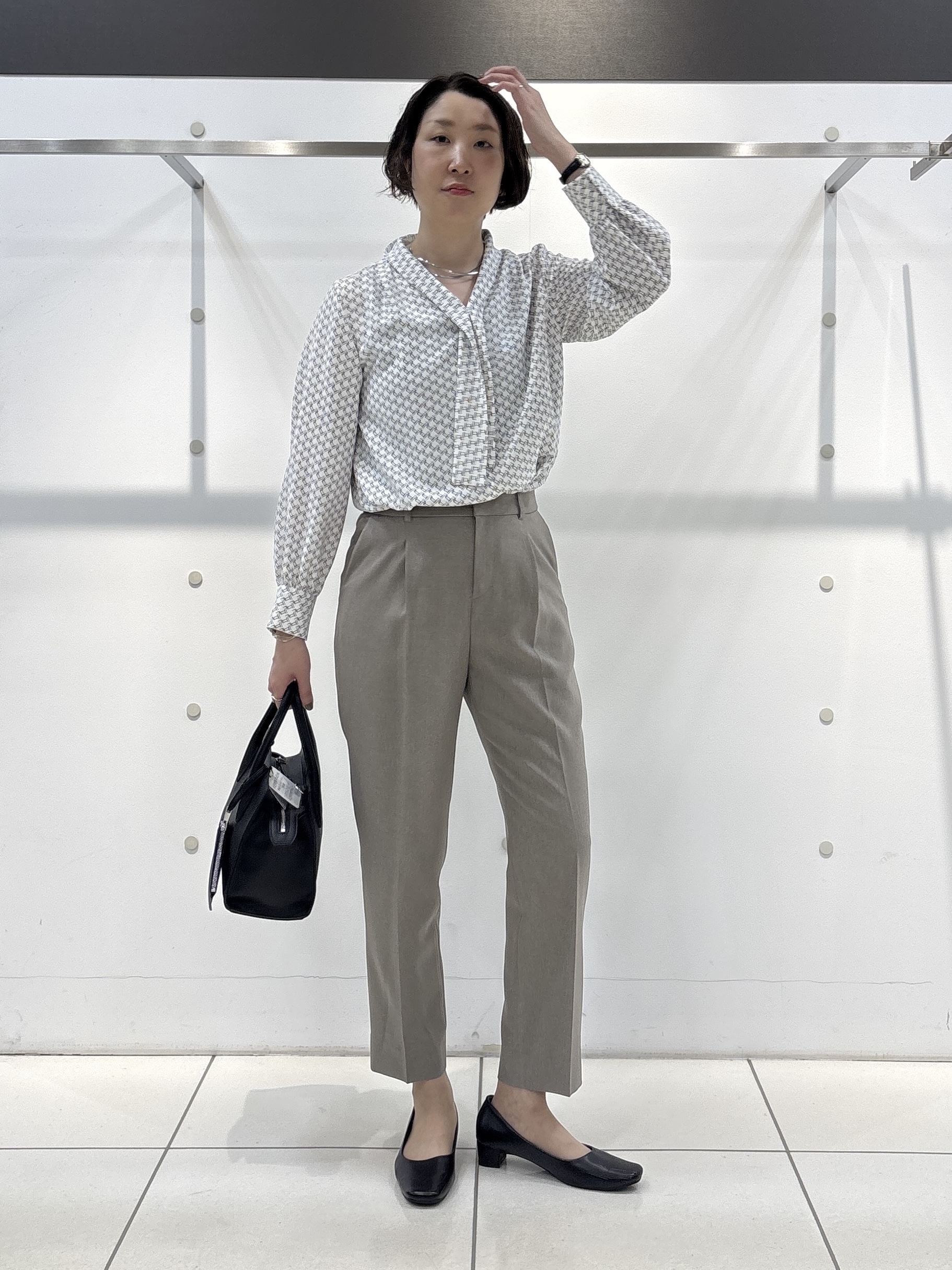yuriさんの「INDIVI｜【UVケア／通勤】幾何学柄ボウタイ風ブラウス」を使ったコーディネート
