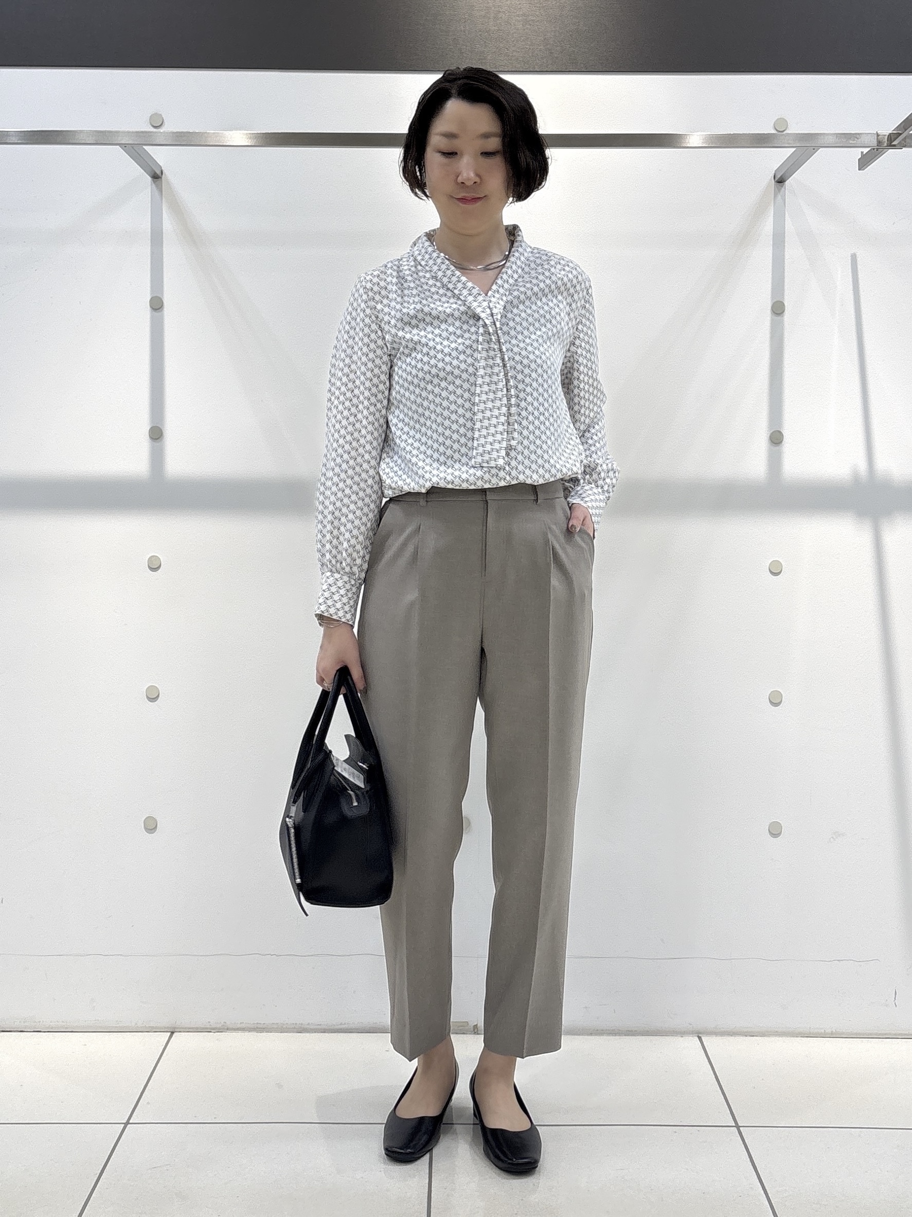 yuriさんの「INDIVI｜【UVケア／通勤】幾何学柄ボウタイ風ブラウス」を使ったコーディネート