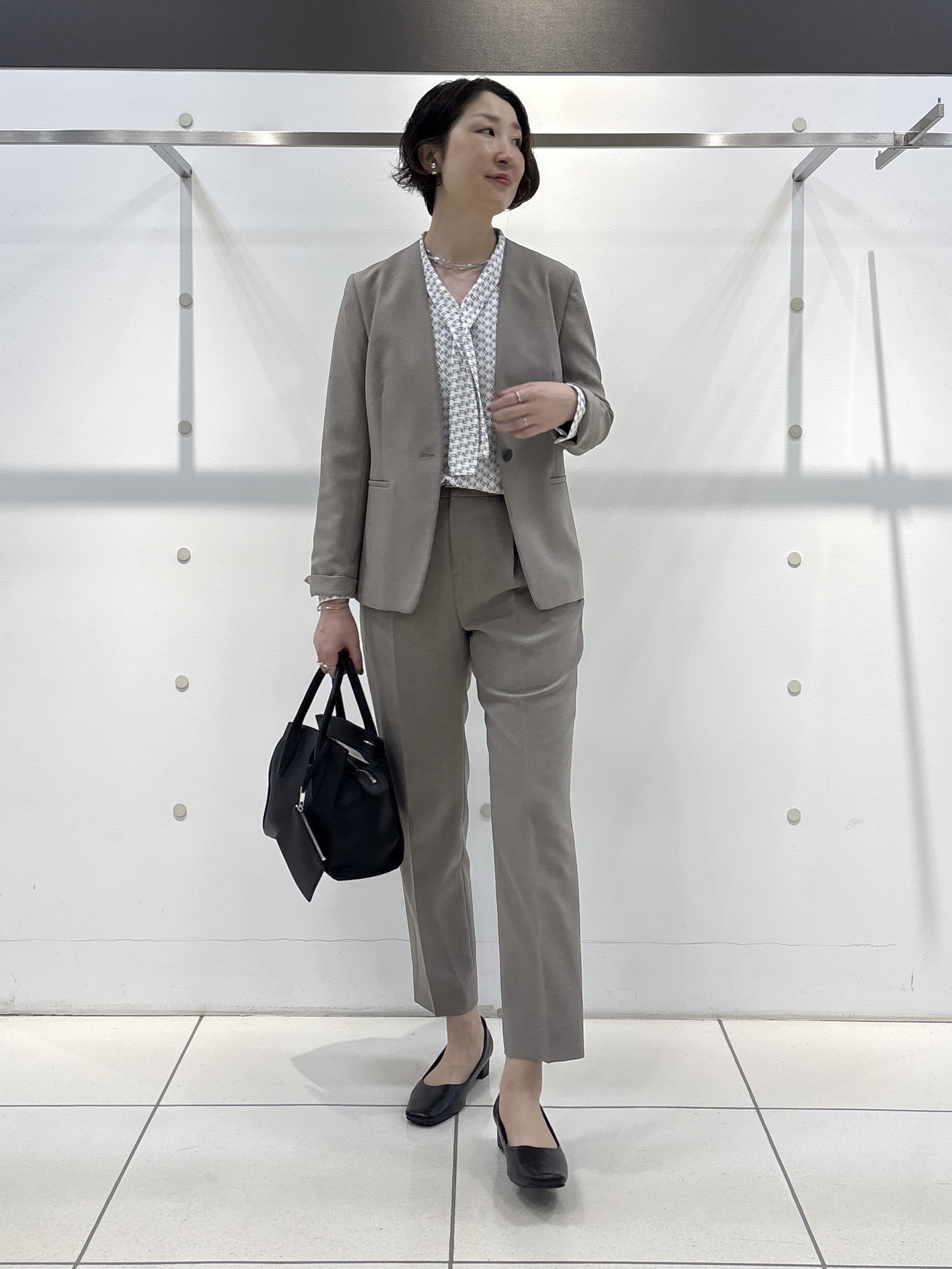 yuriさんの「INDIVI｜【UVケア／通勤】幾何学柄ボウタイ風ブラウス」を使ったコーディネート