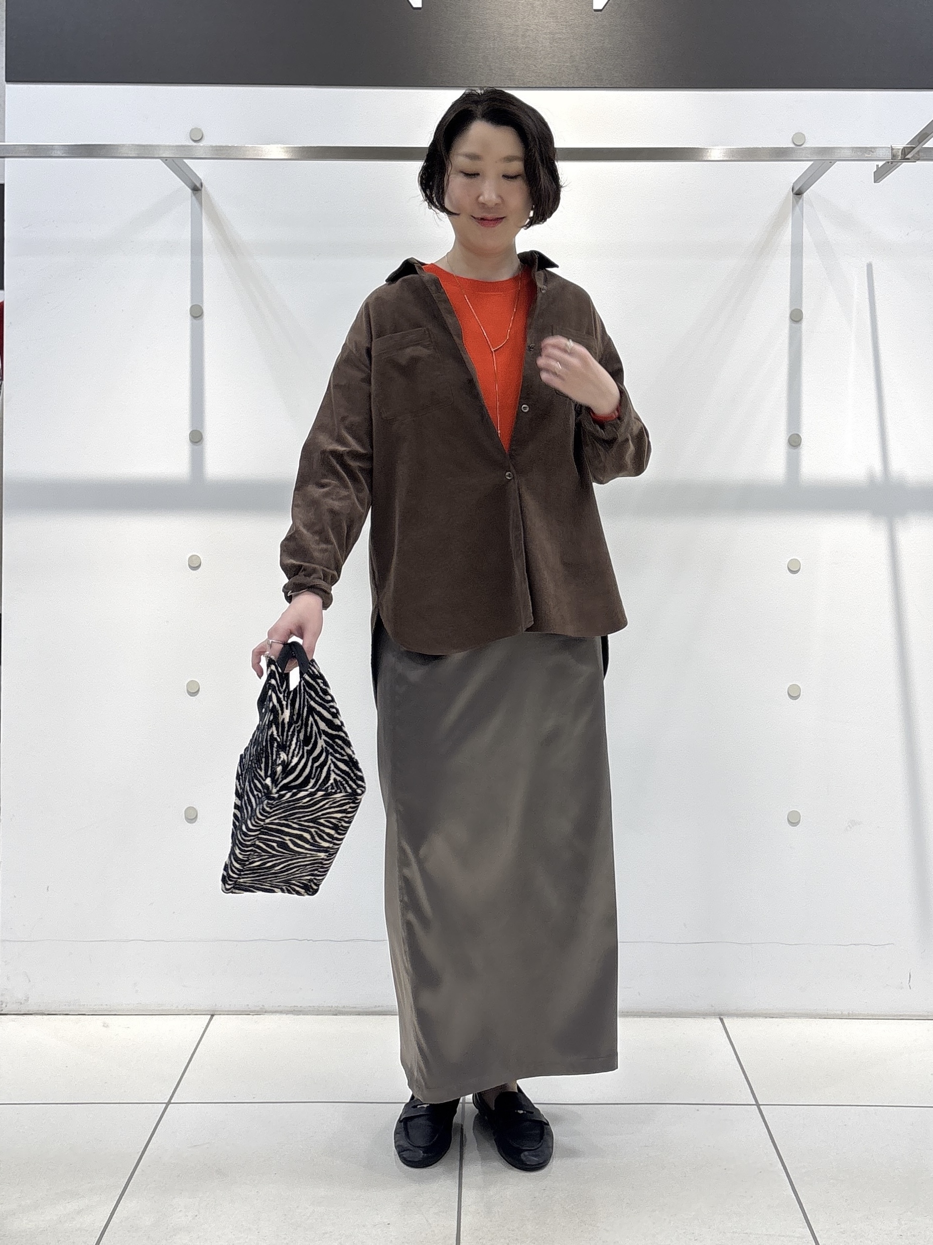 yuriさんの「INDIVI｜【選べる6色／ストレッチ◎】きれいめドルマンスリーブニット」を使ったコーディネート
