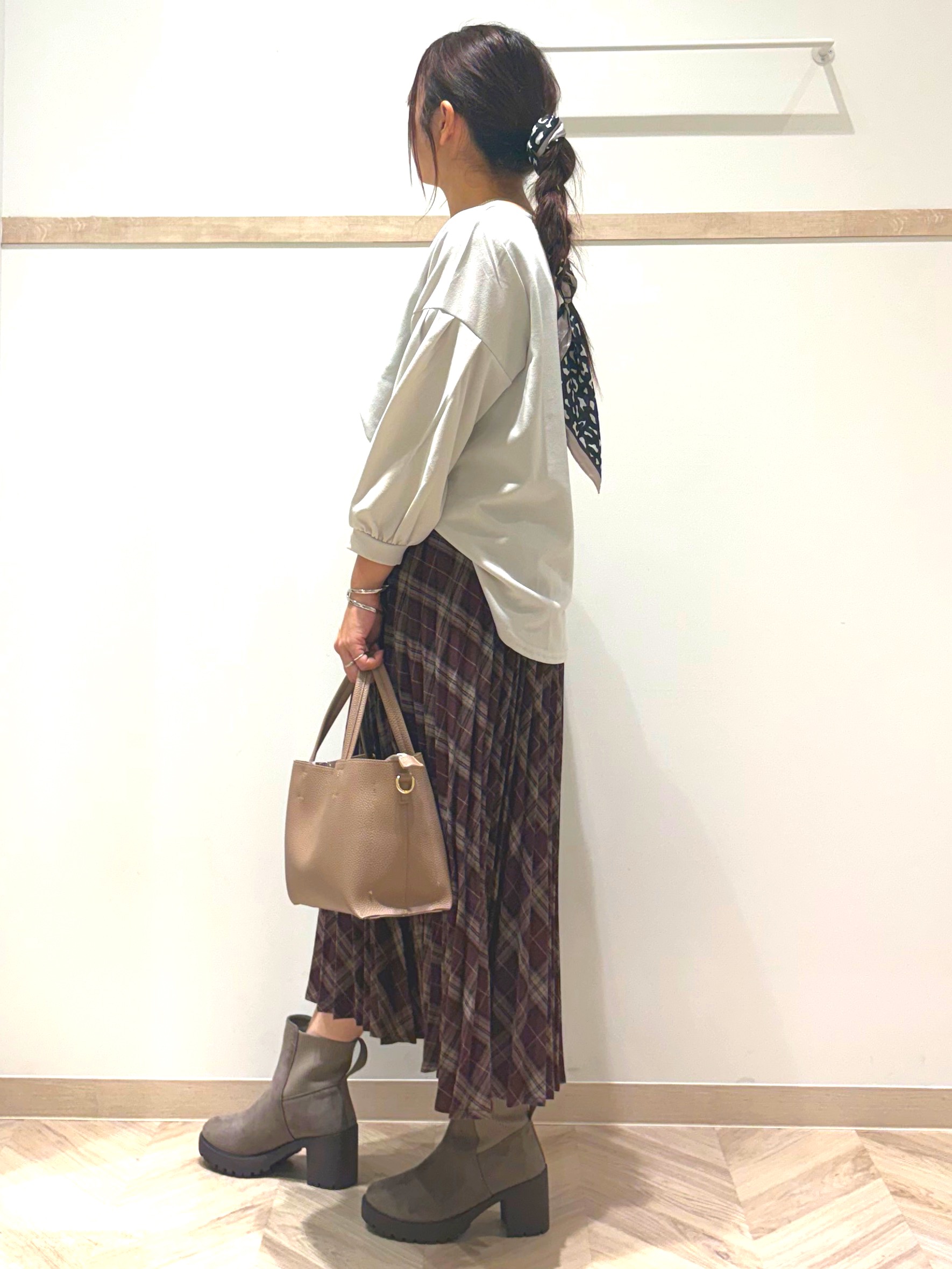 nanaさんの「SHOO･LA･RUE｜【着丈選べる/2点セット/S-LL/洗濯機可】ネックレス付き 着心地さらり7分袖ブラウス」を使ったコーディネート