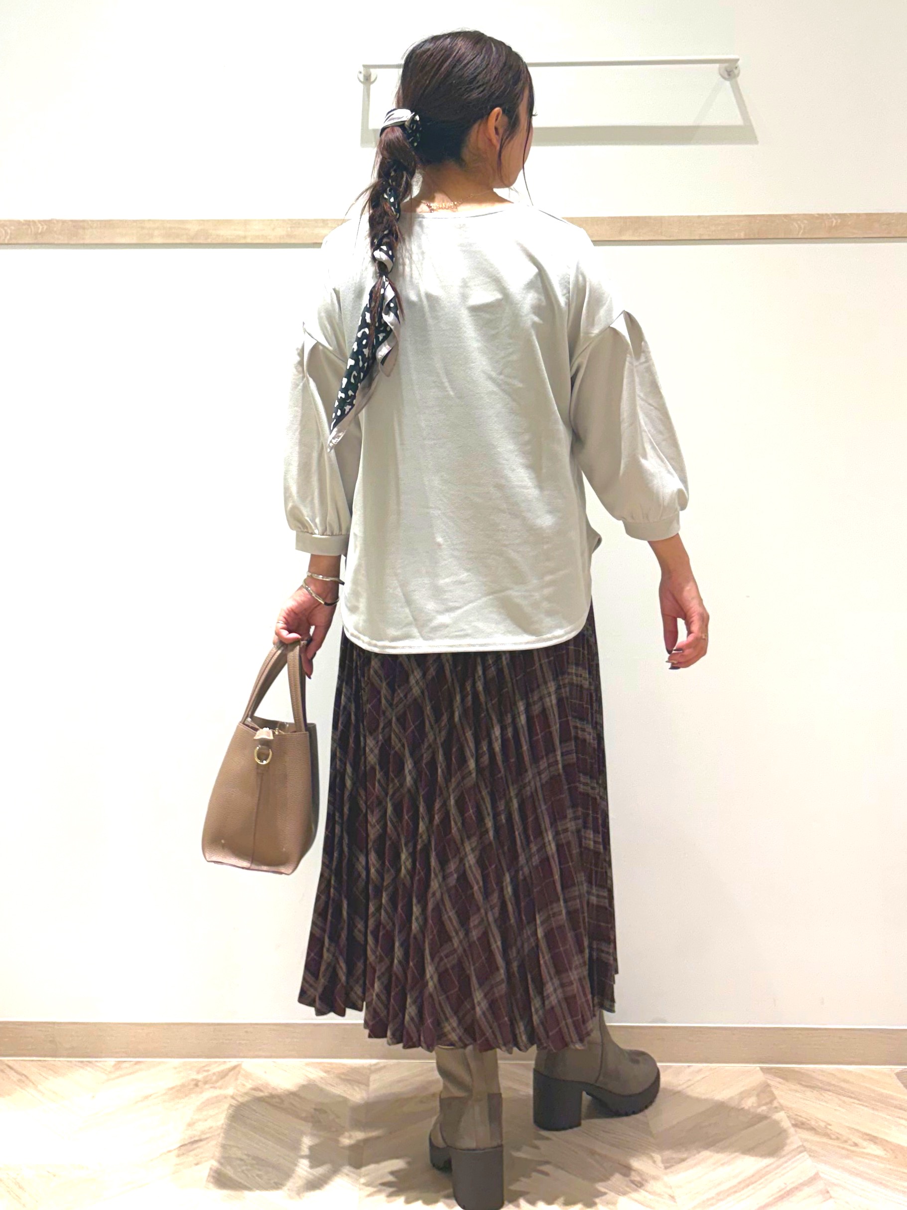 nanaさんの「SHOO･LA･RUE｜【着丈選べる/2点セット/S-LL/洗濯機可】ネックレス付き 着心地さらり7分袖ブラウス」を使ったコーディネート