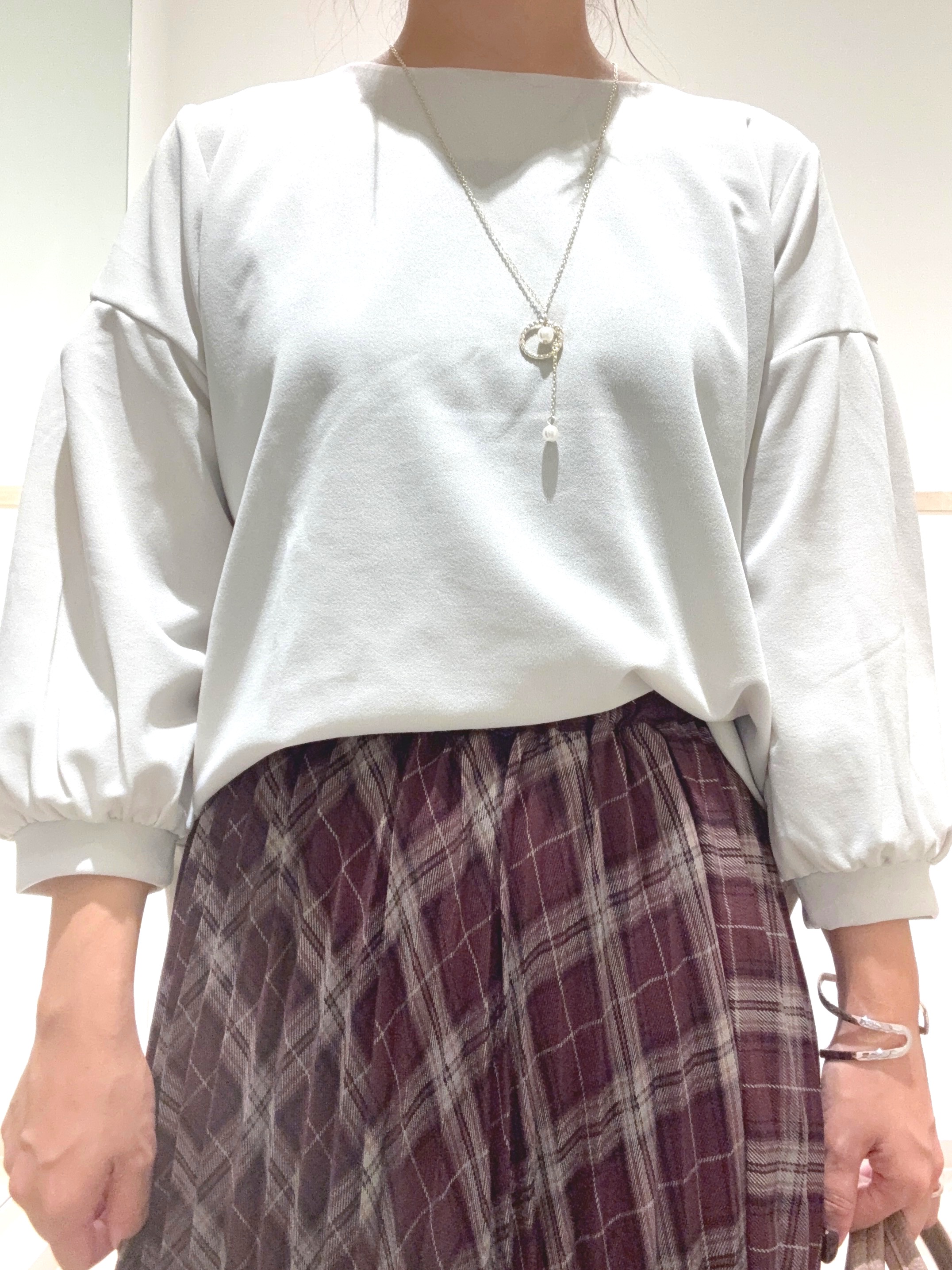 nanaさんの「SHOO･LA･RUE｜【着丈選べる/2点セット/S-LL/洗濯機可】ネックレス付き 着心地さらり7分袖ブラウス」を使ったコーディネート