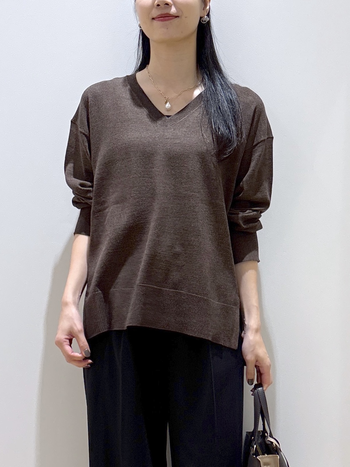 sachikoさんの「OPAQUE.CLIP｜『THE』名品リラクシーVネックニット【洗濯機OK】」を使ったコーディネート