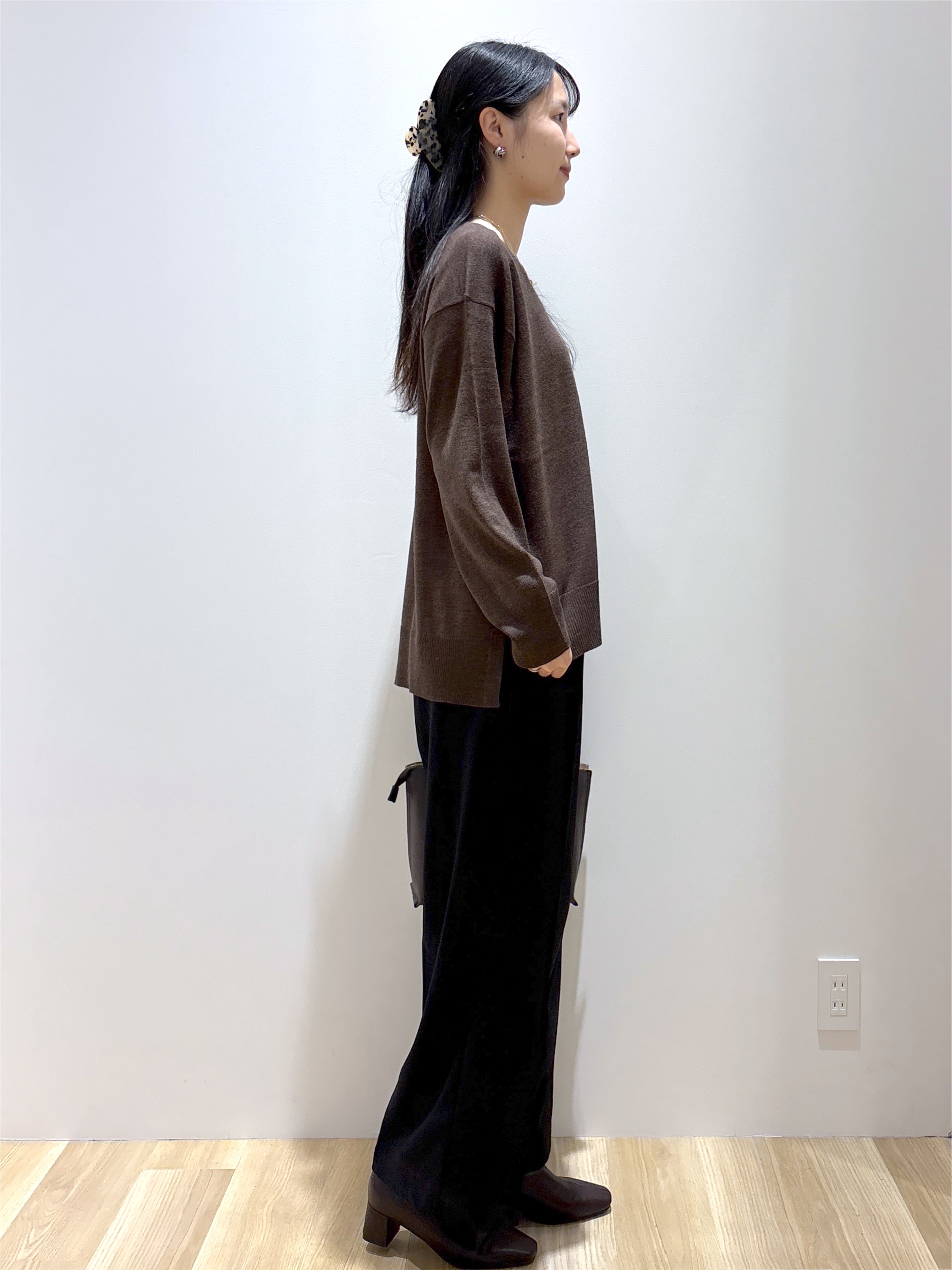 sachikoさんの「OPAQUE.CLIP｜『THE』名品リラクシーVネックニット【洗濯機OK】」を使ったコーディネート