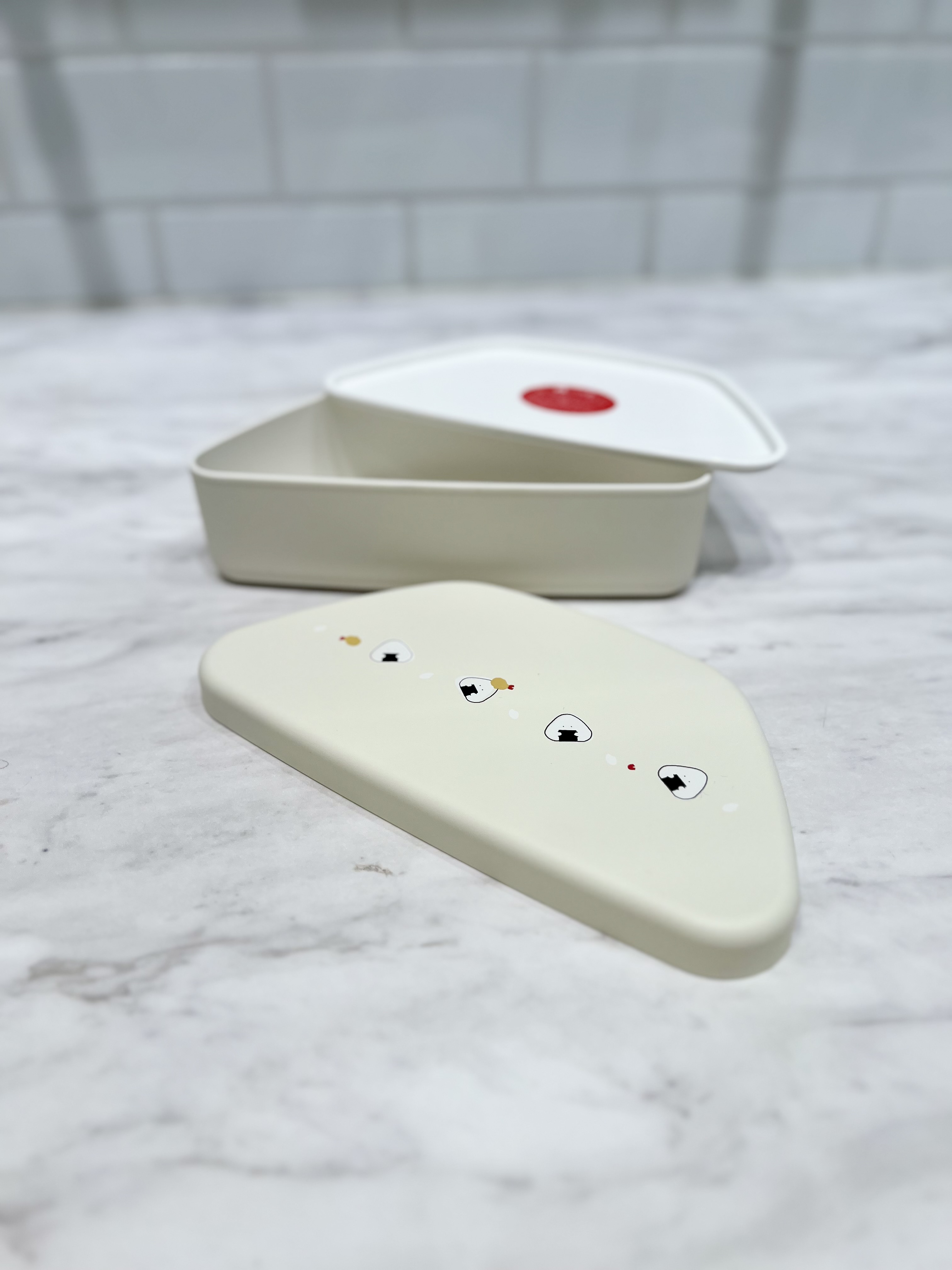 nagiさんの「212 KITCHEN STORE｜ぎゅっとおにぎりさん 保冷ランチポーチM 鮭&梅 BK」を使ったコーディネート