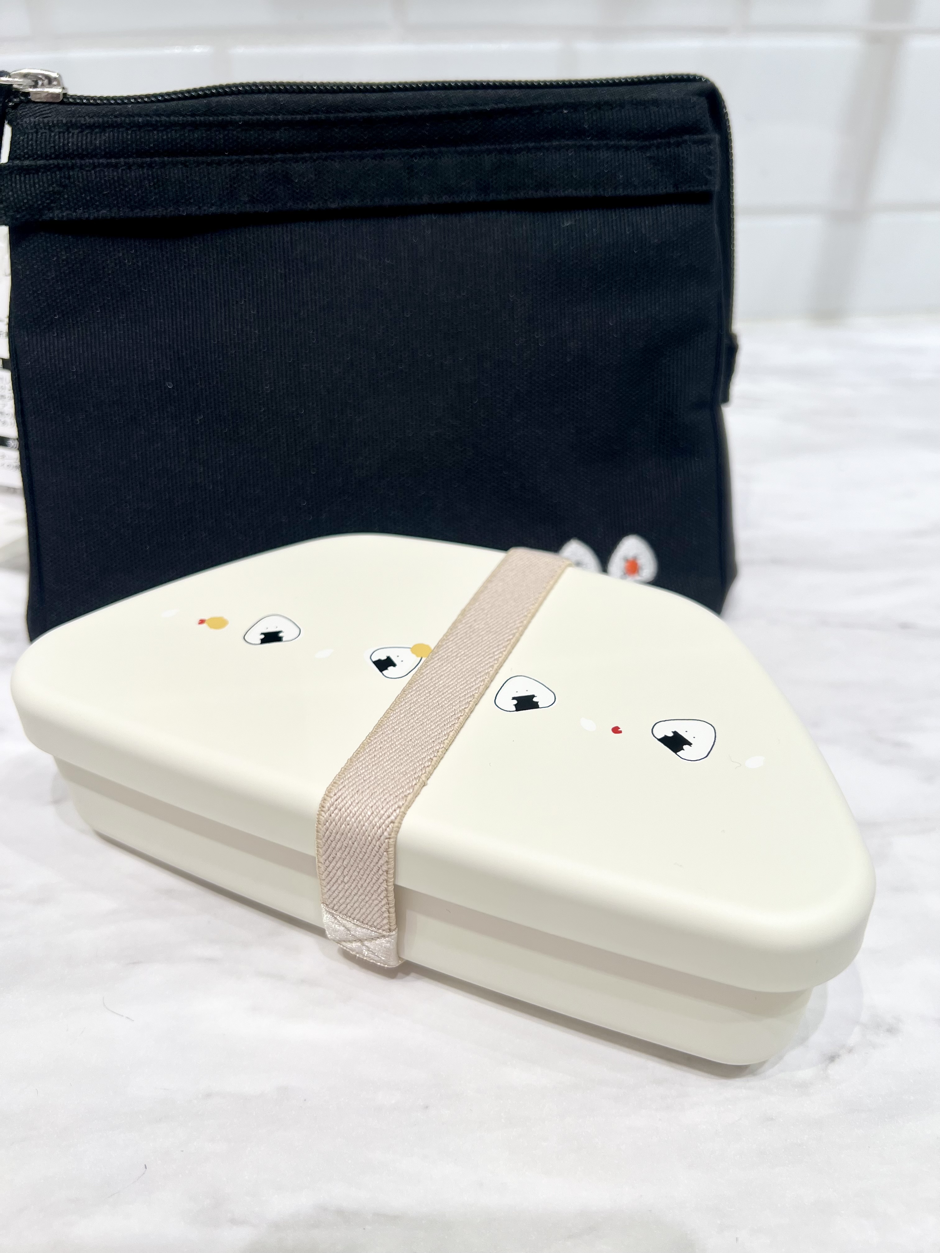 nagiさんの「212 KITCHEN STORE｜ぎゅっとおにぎりさん 保冷ランチポーチM 鮭&梅 BK」を使ったコーディネート