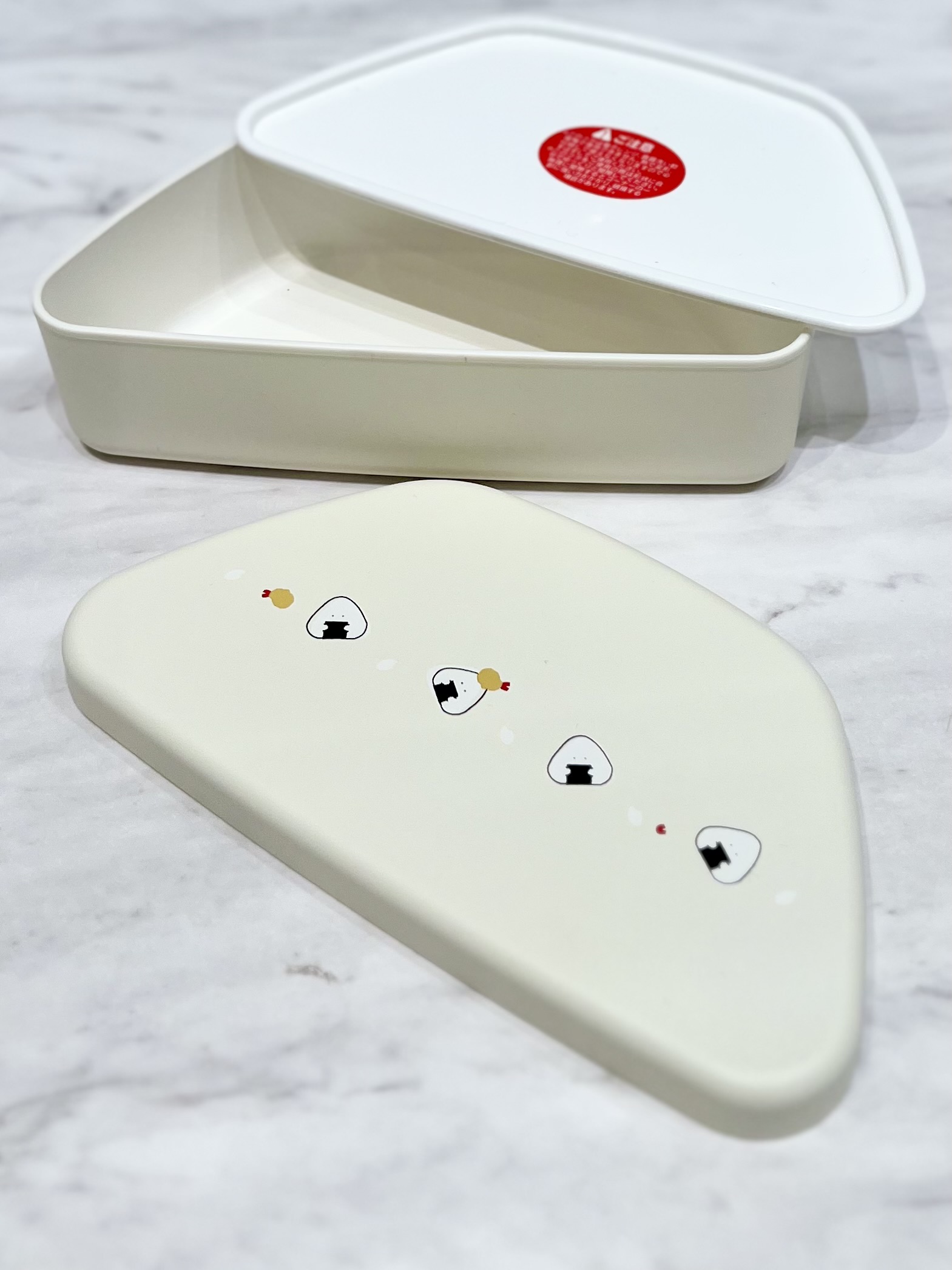 nagiさんの「212 KITCHEN STORE｜ぎゅっとおにぎりさん 保冷ランチポーチM 鮭&梅 BK」を使ったコーディネート
