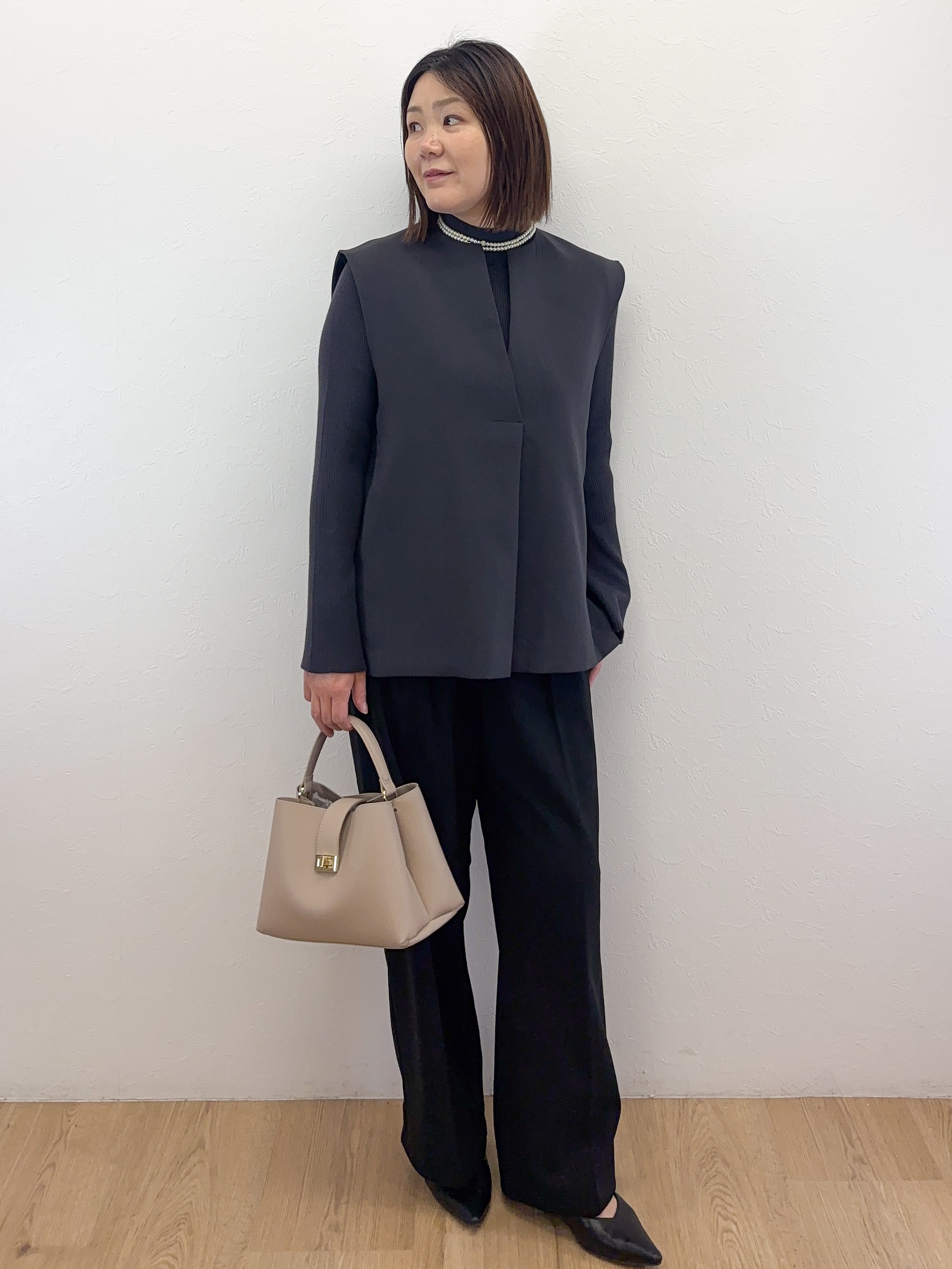 Takeさんの「OPAQUE.CLIP｜《ツインセット》Vネックベスト&times;ハイネックリブニット【洗濯機OK】」を使ったコーディネート