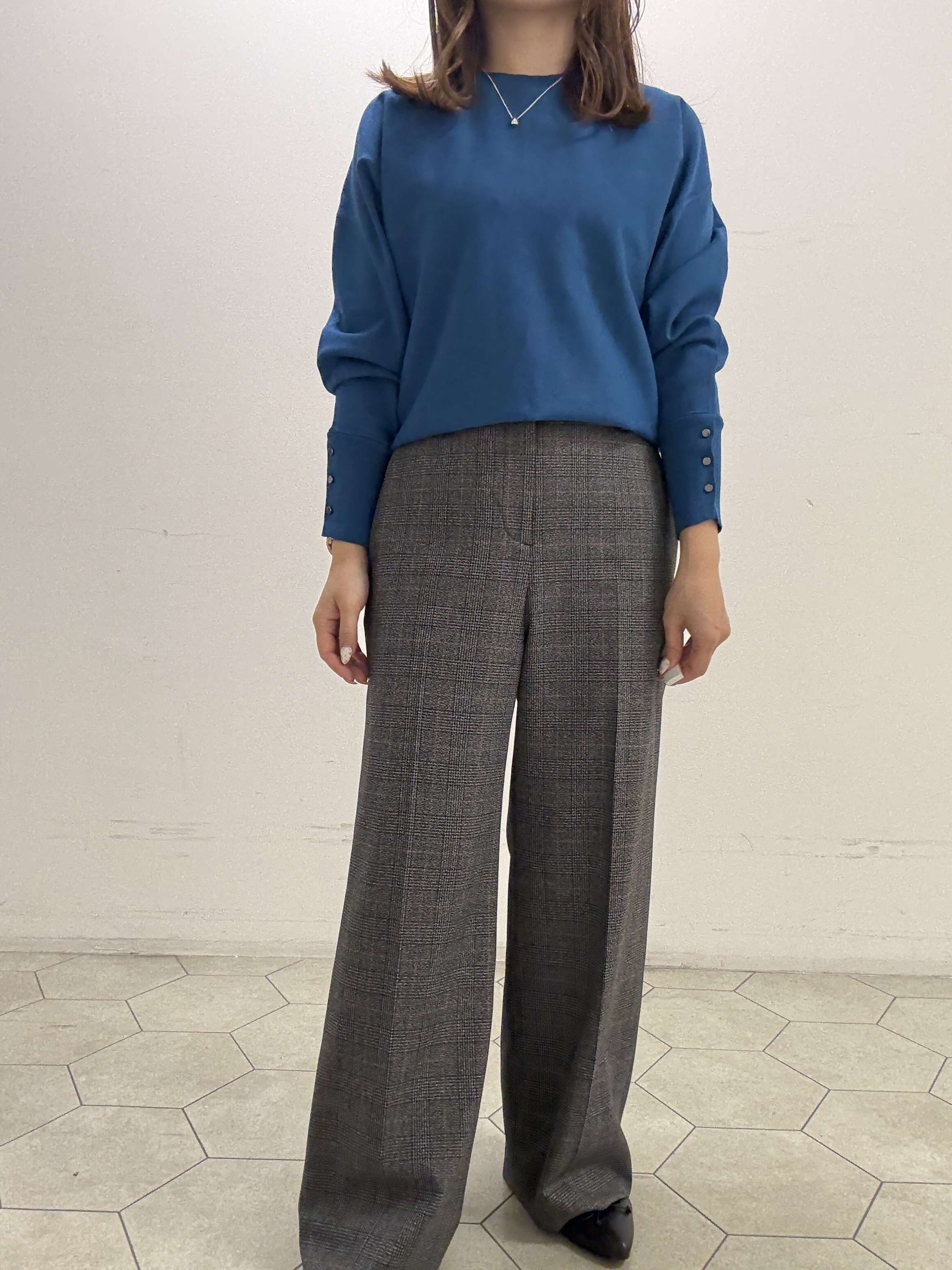 kahoさんの「INDIVI｜【選べる6色／ストレッチ◎】きれいめドルマンスリーブニット」を使ったコーディネート