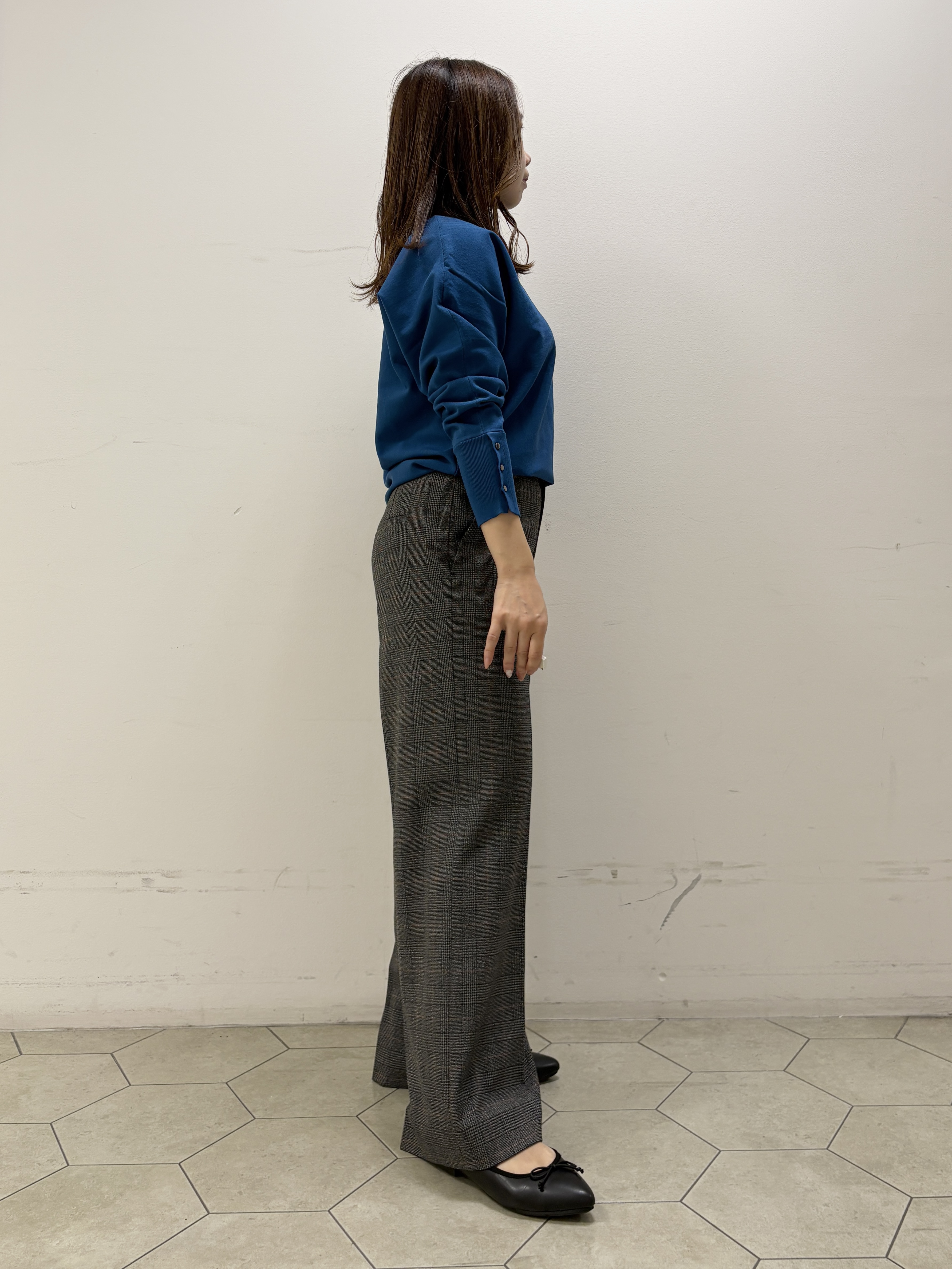 kahoさんの「INDIVI｜【選べる6色／ストレッチ◎】きれいめドルマンスリーブニット」を使ったコーディネート