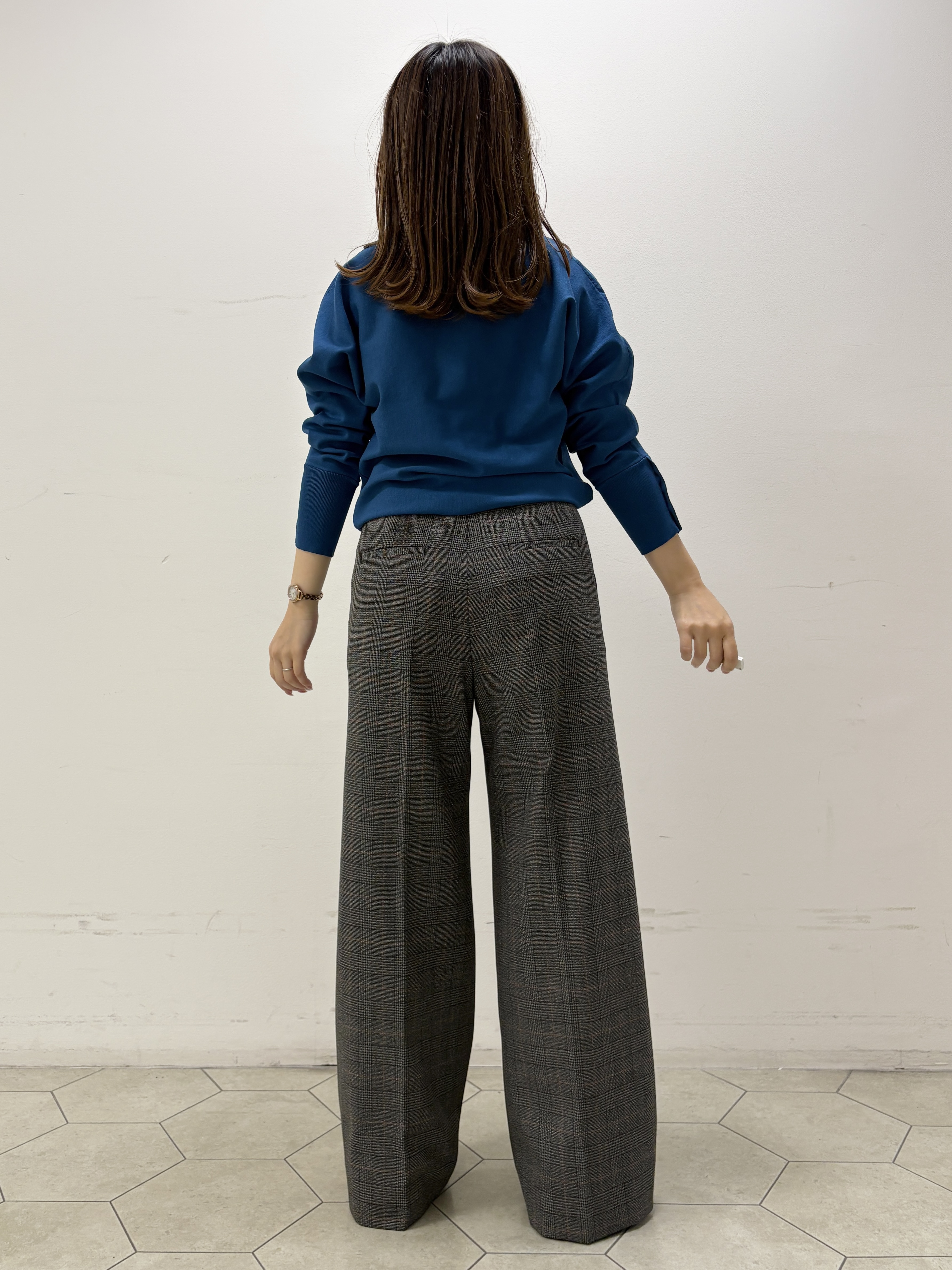 kahoさんの「INDIVI｜【選べる6色／ストレッチ◎】きれいめドルマンスリーブニット」を使ったコーディネート