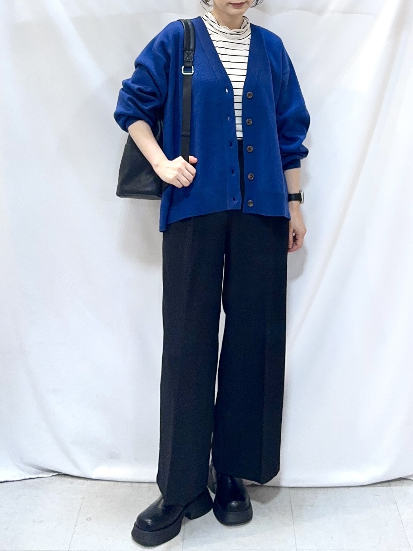 𝐇𝐢𝐫𝐨𝐦𝐢さんの「SHOO･LA･RUE｜【毛玉になりにくい/S-LL/洗濯機可/体型カバー】Vネックゆったりカーディガン」を使ったコーディネート