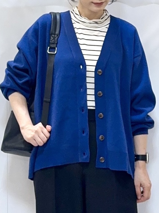𝐇𝐢𝐫𝐨𝐦𝐢さんの「SHOO･LA･RUE｜【毛玉になりにくい/S-LL/洗濯機可/体型カバー】Vネックゆったりカーディガン」を使ったコーディネート