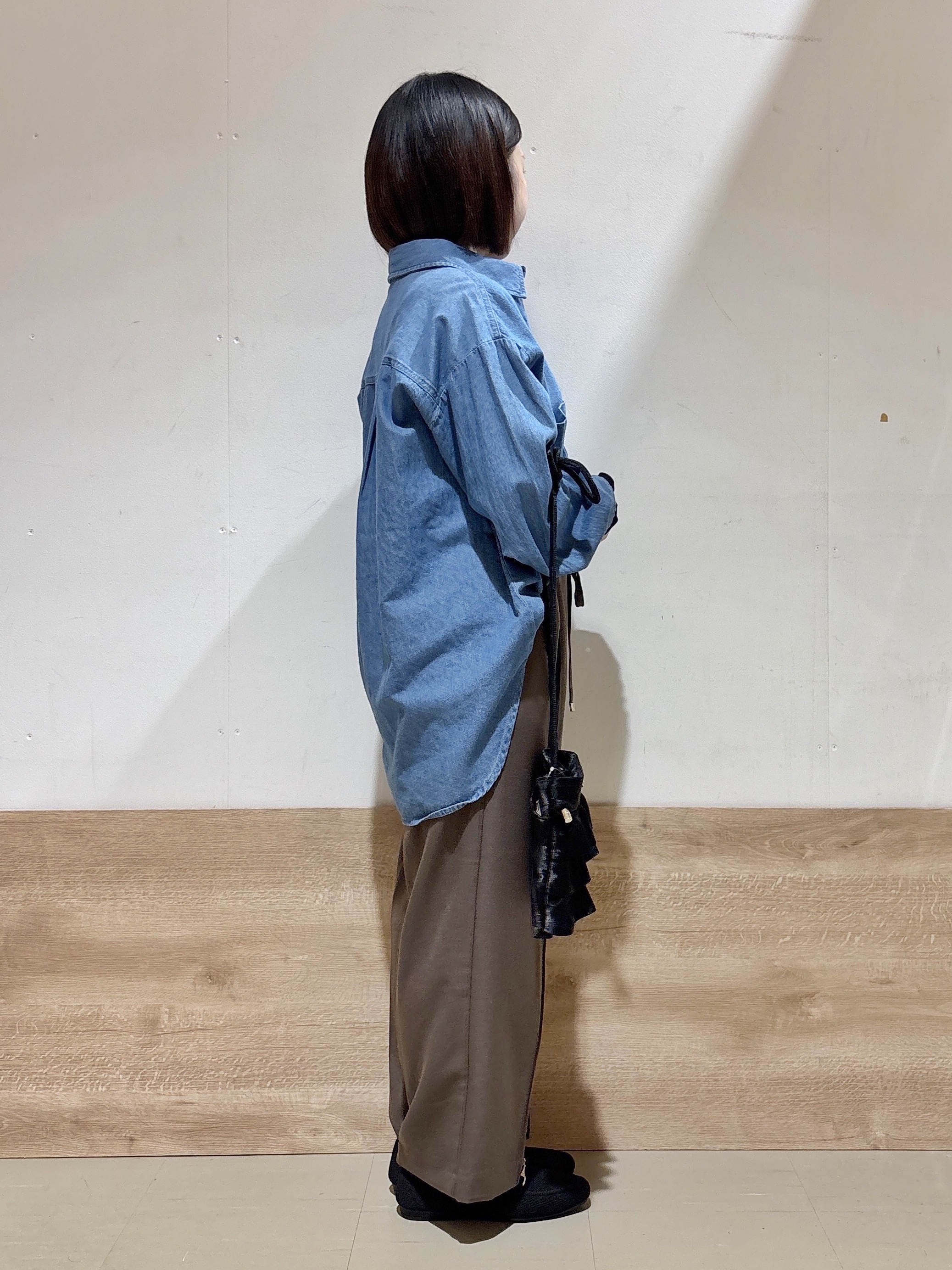 るねさんの「SHOO･LA･RUE｜【S-LL/洗濯機可/体型カバー】ライトオンスデニム ダブルポケット オーバーサイズシャツ」を使ったコーディネート