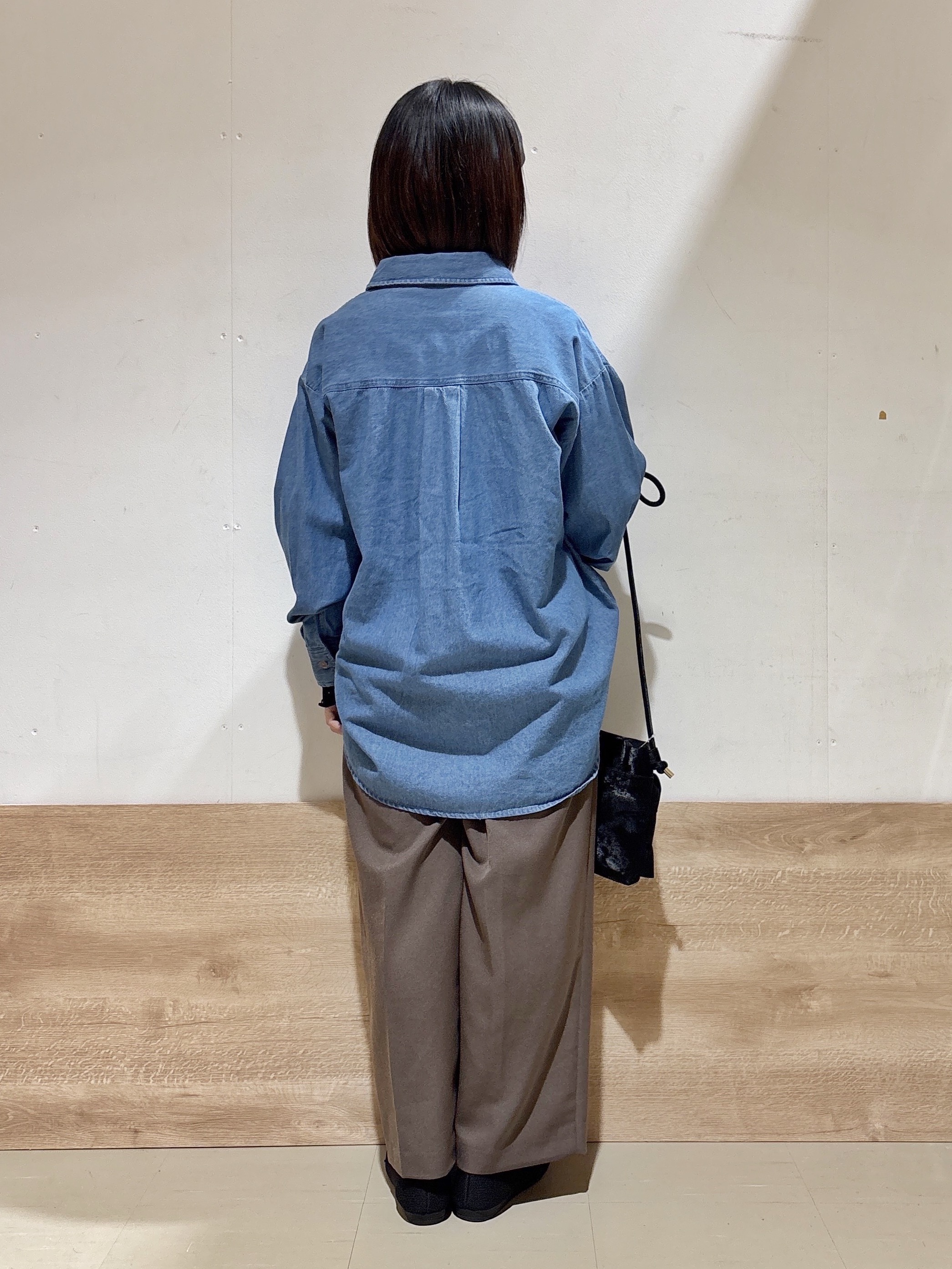 るねさんの「SHOO･LA･RUE｜【S-LL/洗濯機可/体型カバー】ライトオンスデニム ダブルポケット オーバーサイズシャツ」を使ったコーディネート