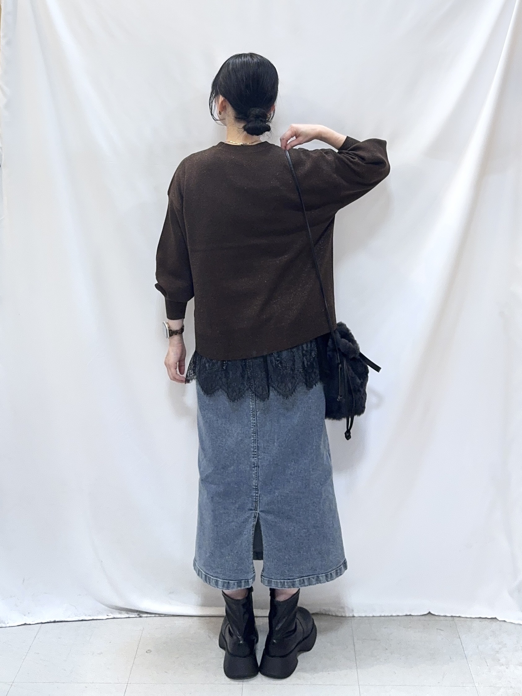 𝐇𝐢𝐫𝐨𝐦𝐢さんの「SHOO･LA･RUE｜【S-LL/洗濯機可/体型カバー】繊細なラメが品よく華やか スウェットライクニット」を使ったコーディネート