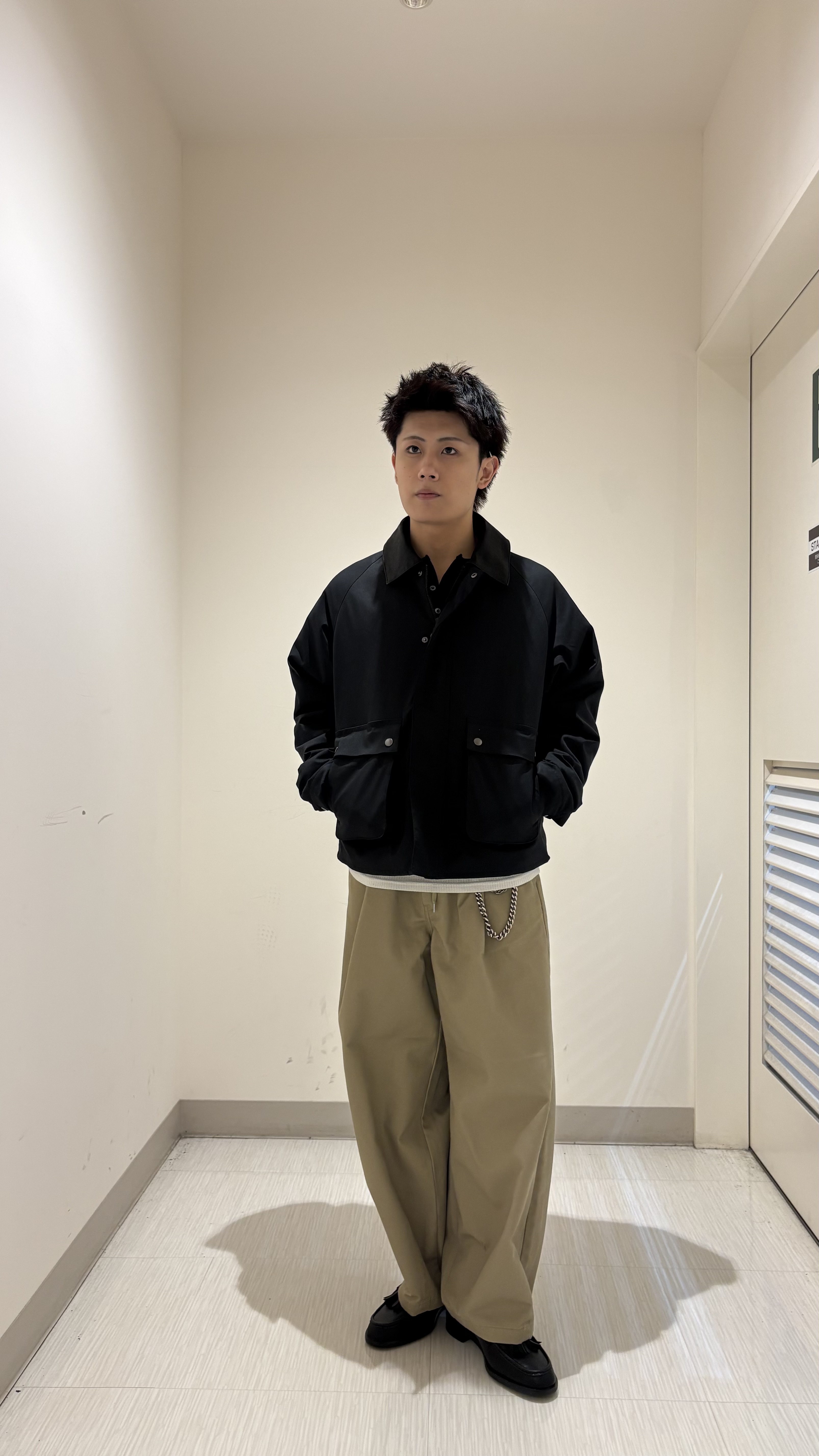 辻一樹さんの「tk.TAKEO KIKUCHI｜ヘンリーネック長袖Tシャツ」を使ったコーディネート