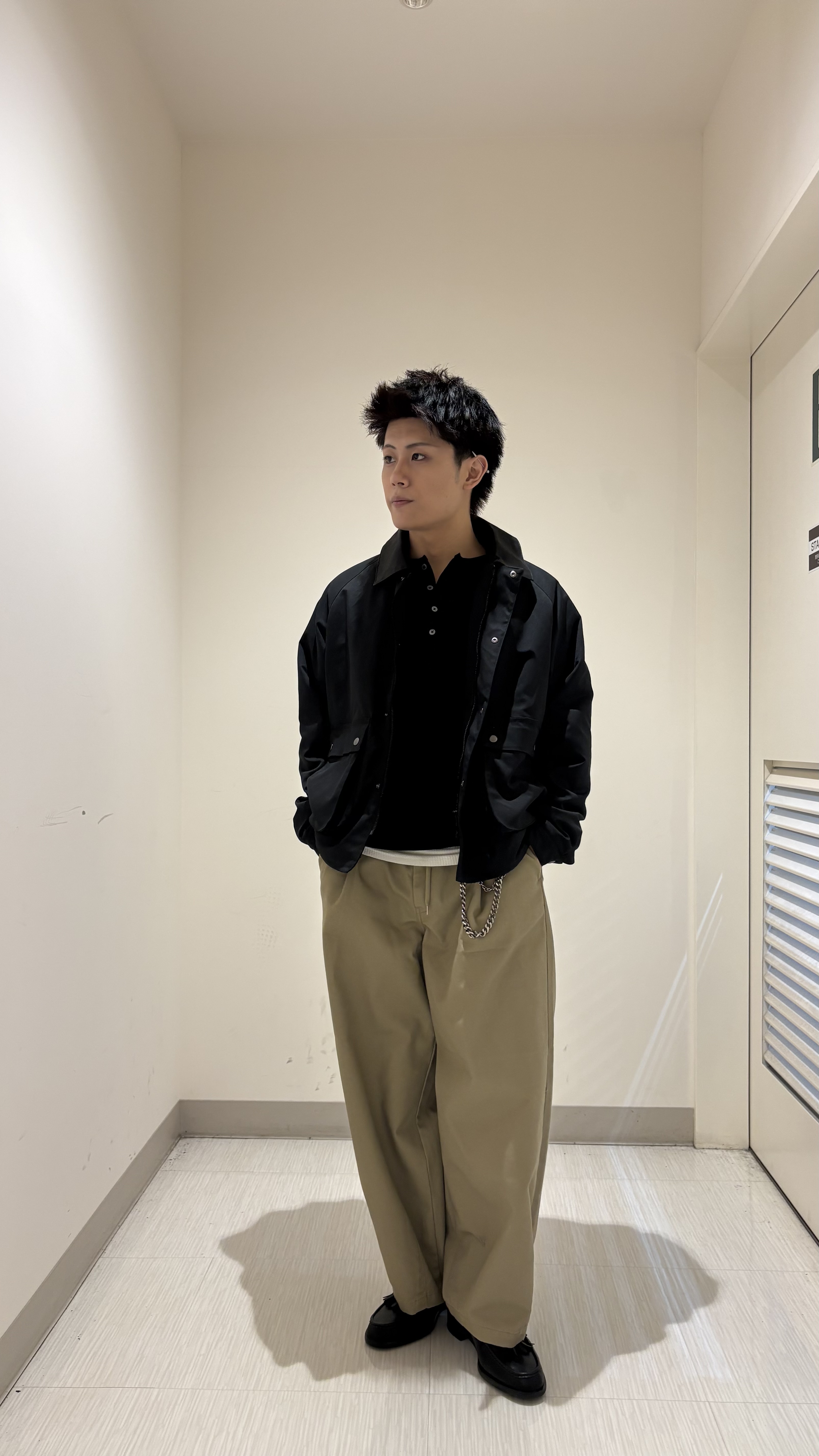 辻一樹さんの「tk.TAKEO KIKUCHI｜ヘンリーネック長袖Tシャツ」を使ったコーディネート
