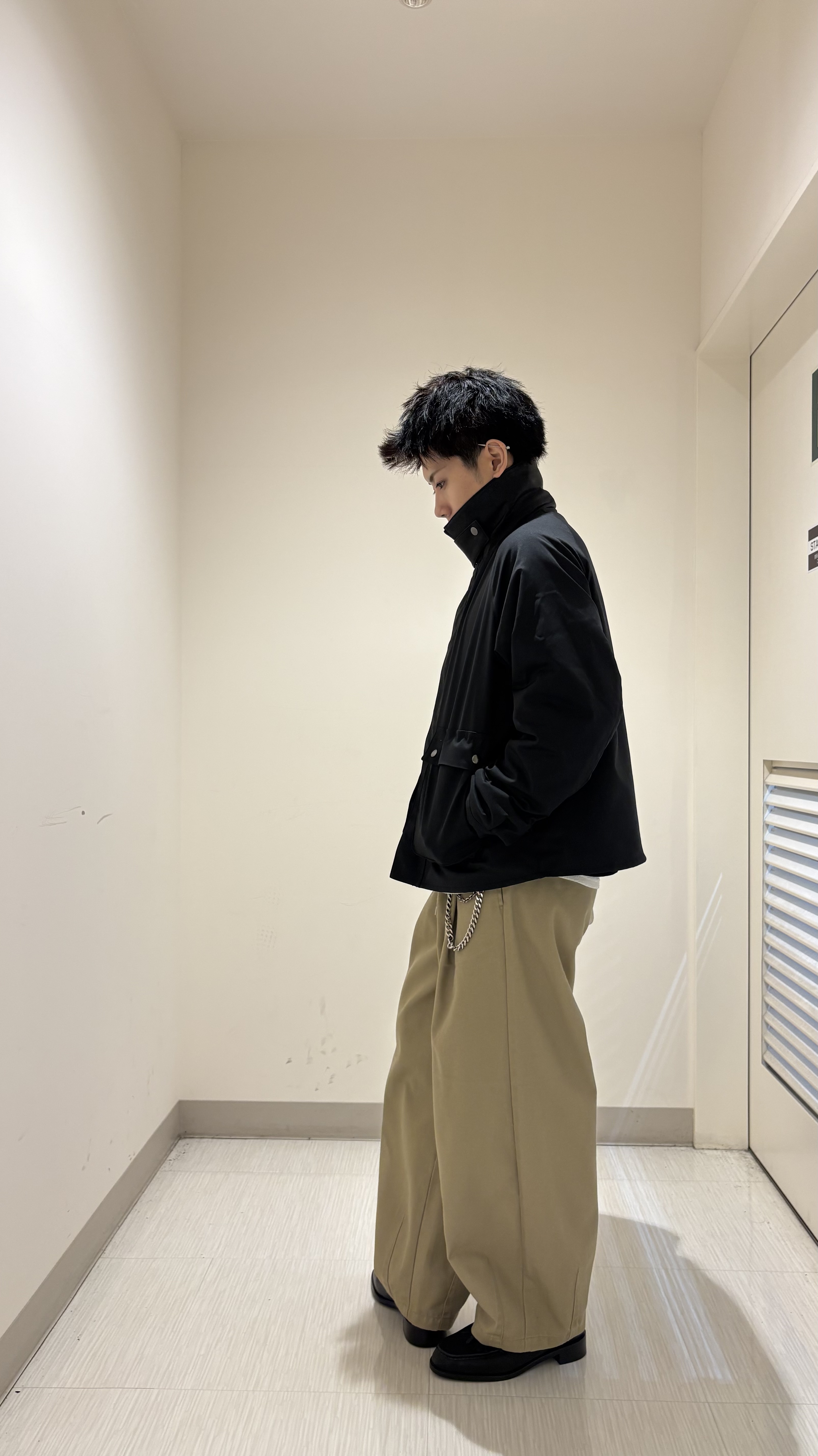辻一樹さんの「tk.TAKEO KIKUCHI｜ヘンリーネック長袖Tシャツ」を使ったコーディネート