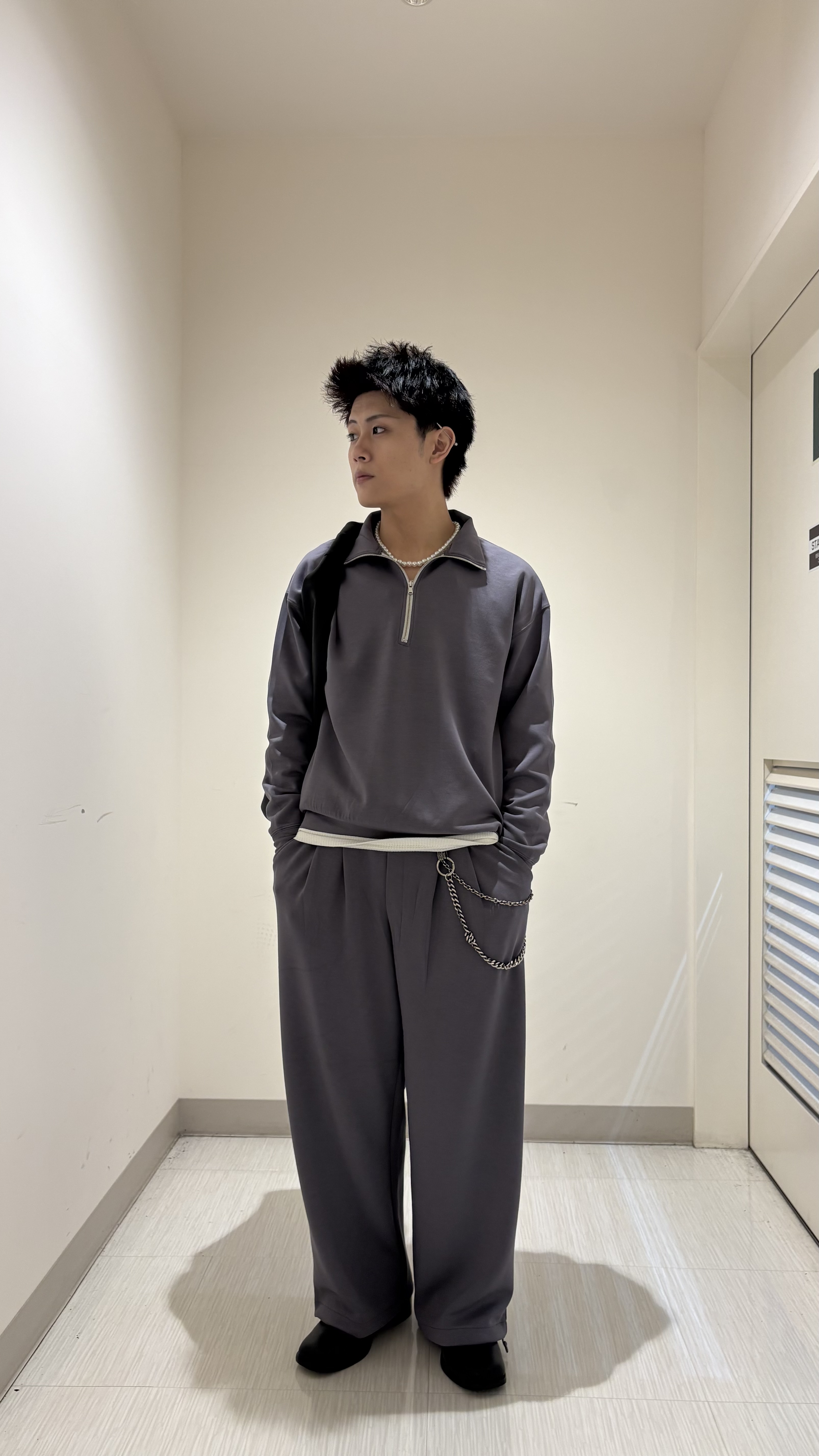 辻一樹さんの「tk.TAKEO KIKUCHI｜【TOROMIシリーズ】シルキータッチハーフジップスウェット」を使ったコーディネート