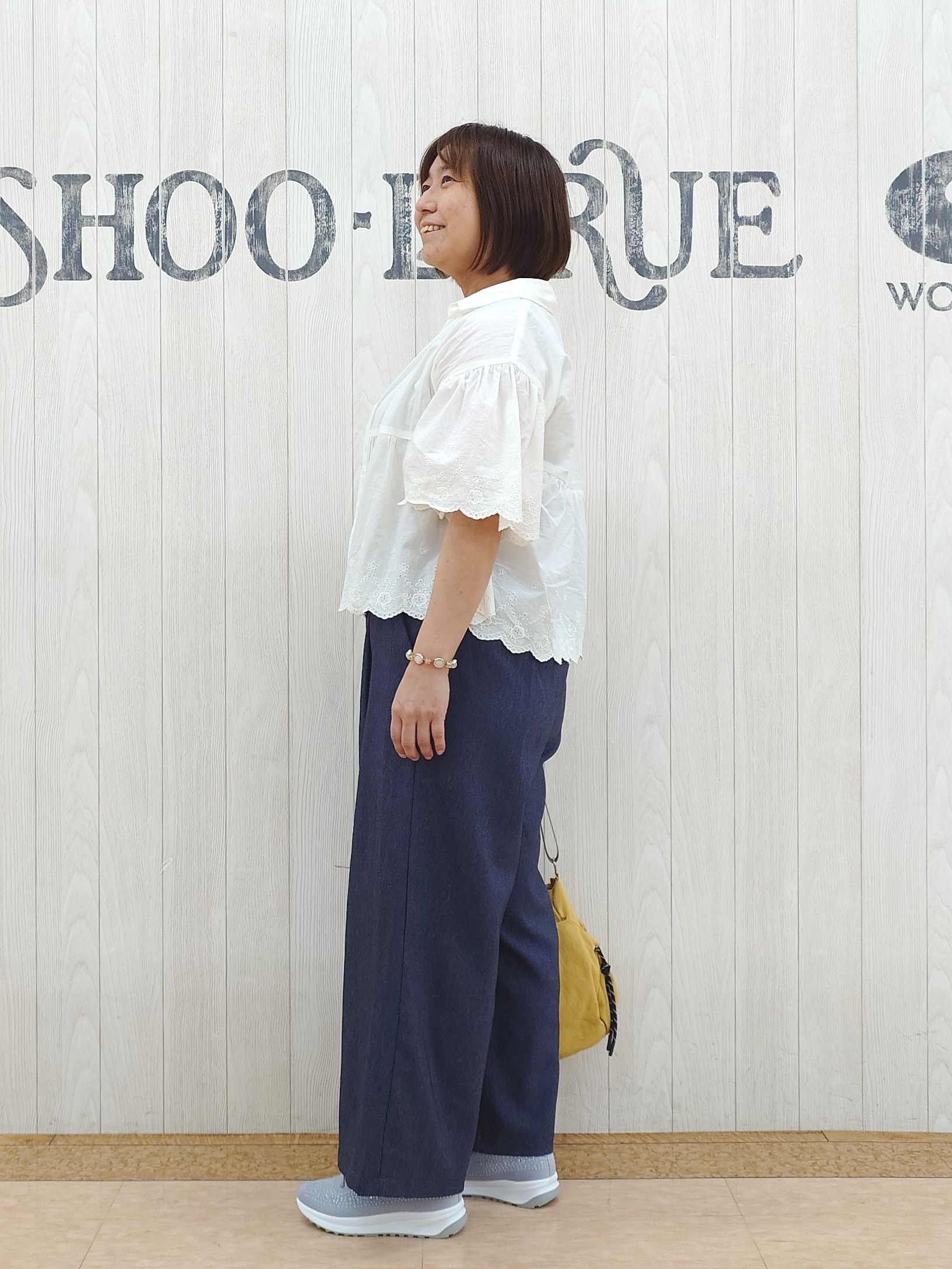 とろろさんの「SHOO･LA･RUE｜【洗濯機可/綿100％/体型カバー】刺繍レースがこなれ見え 二の腕が隠せる ペプラムブラウス」を使ったコーディネート